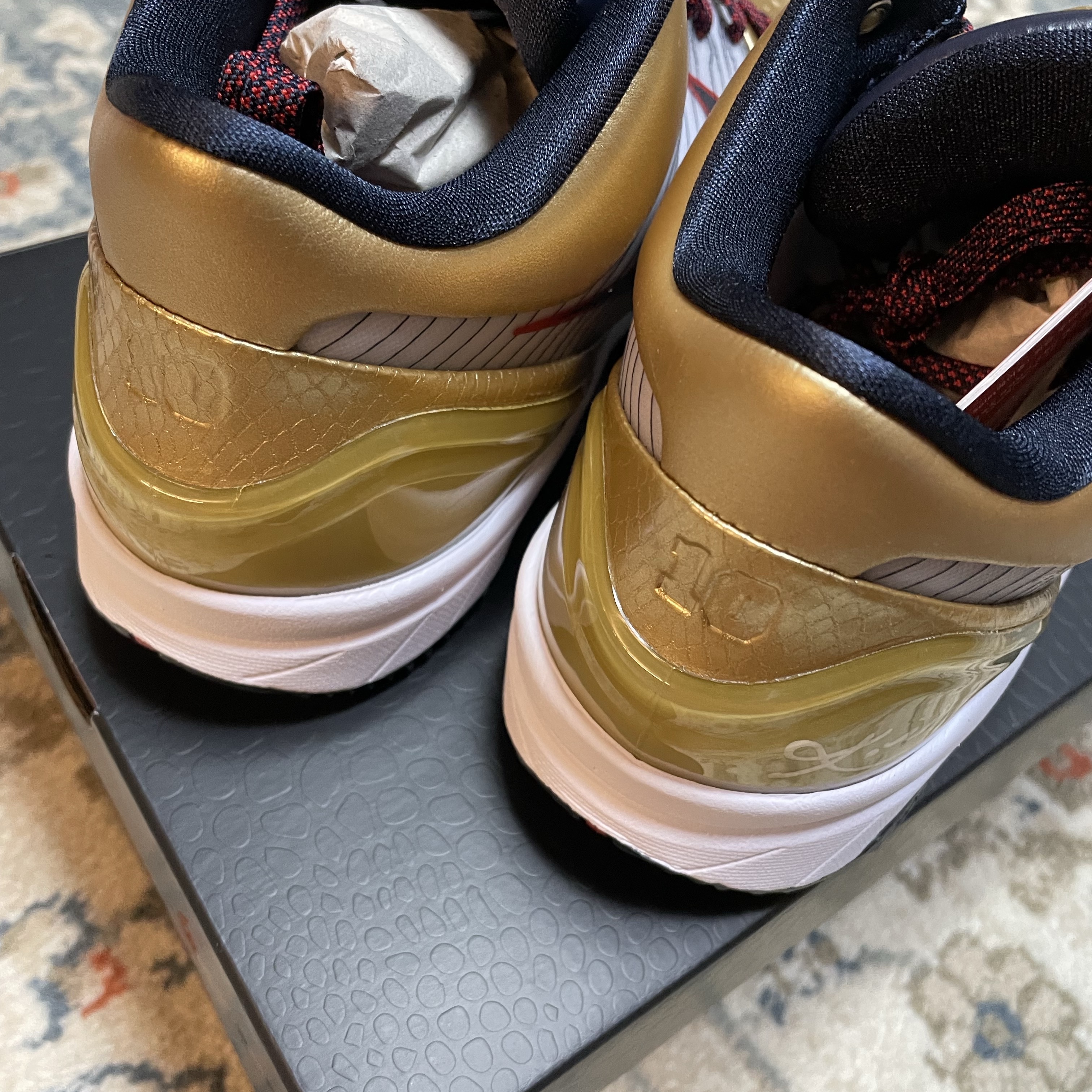 Nike Kobe 4 Protro Metallic Gold and Dark Obsidian 착용 스타일 - 3