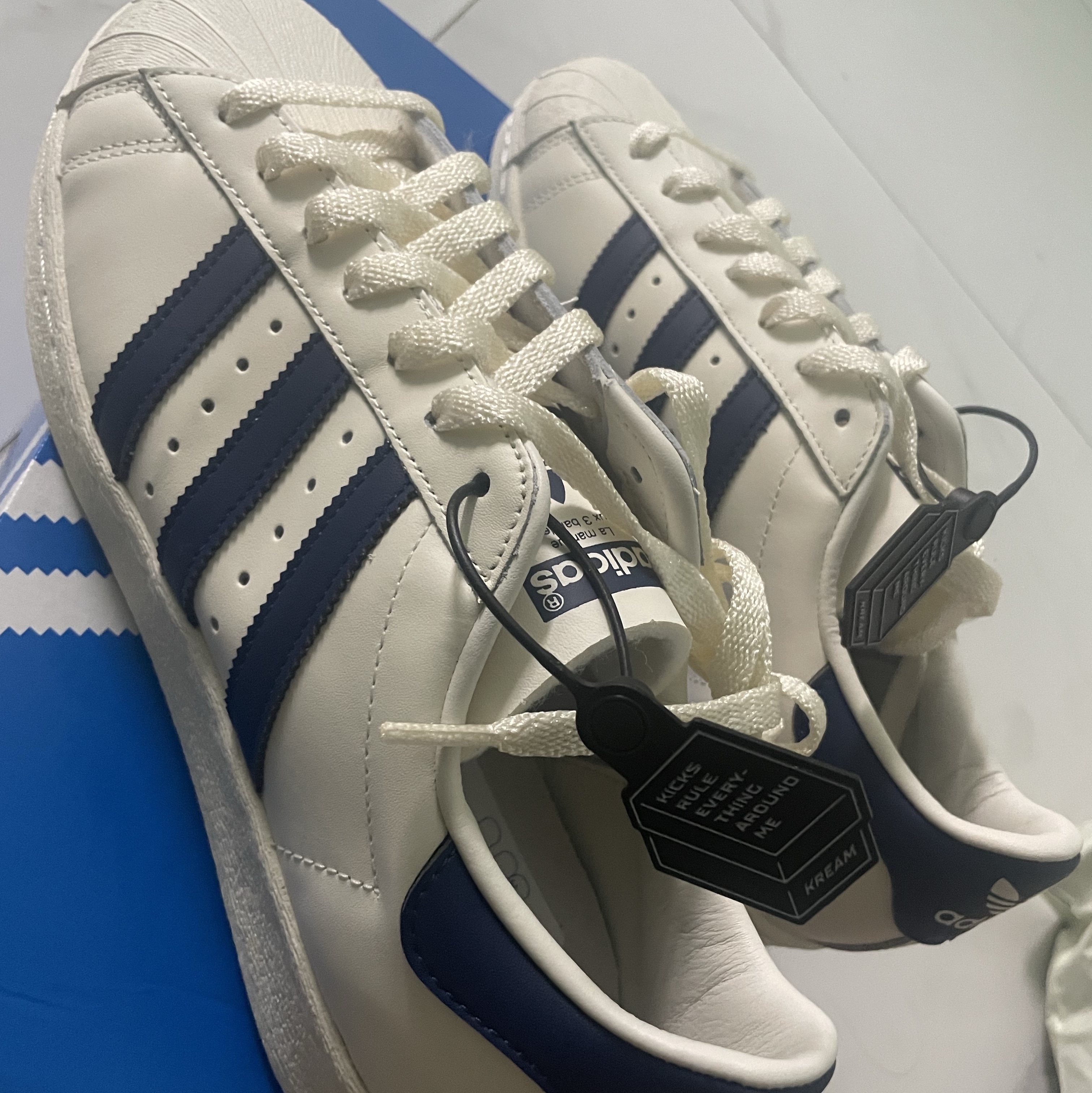 Adidas Superstar 82 White Dark Blue 착용 스타일