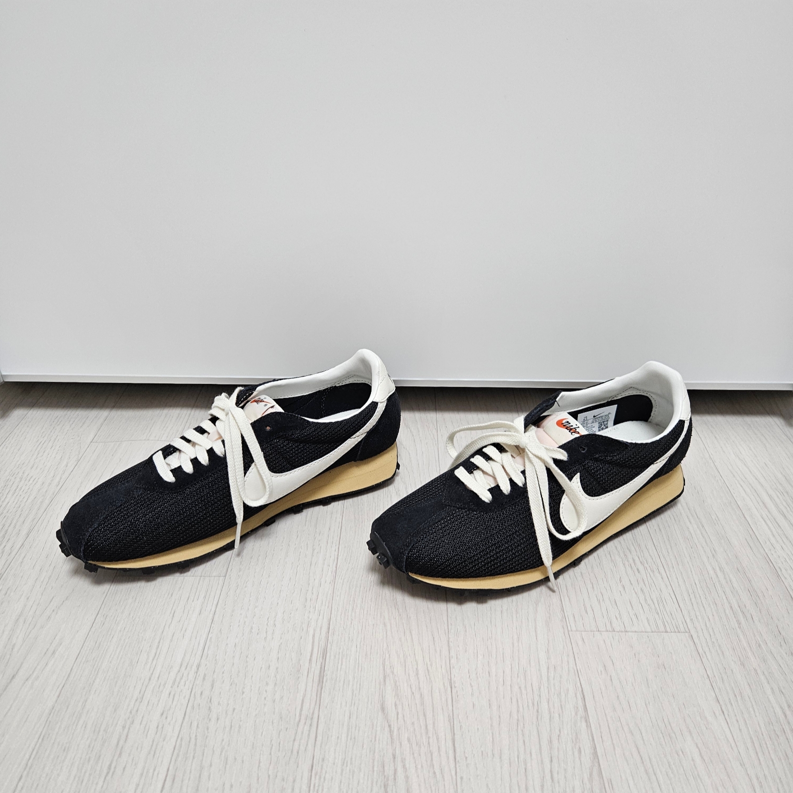 Nike LD-1000 SP Black and Sail 착용 스타일