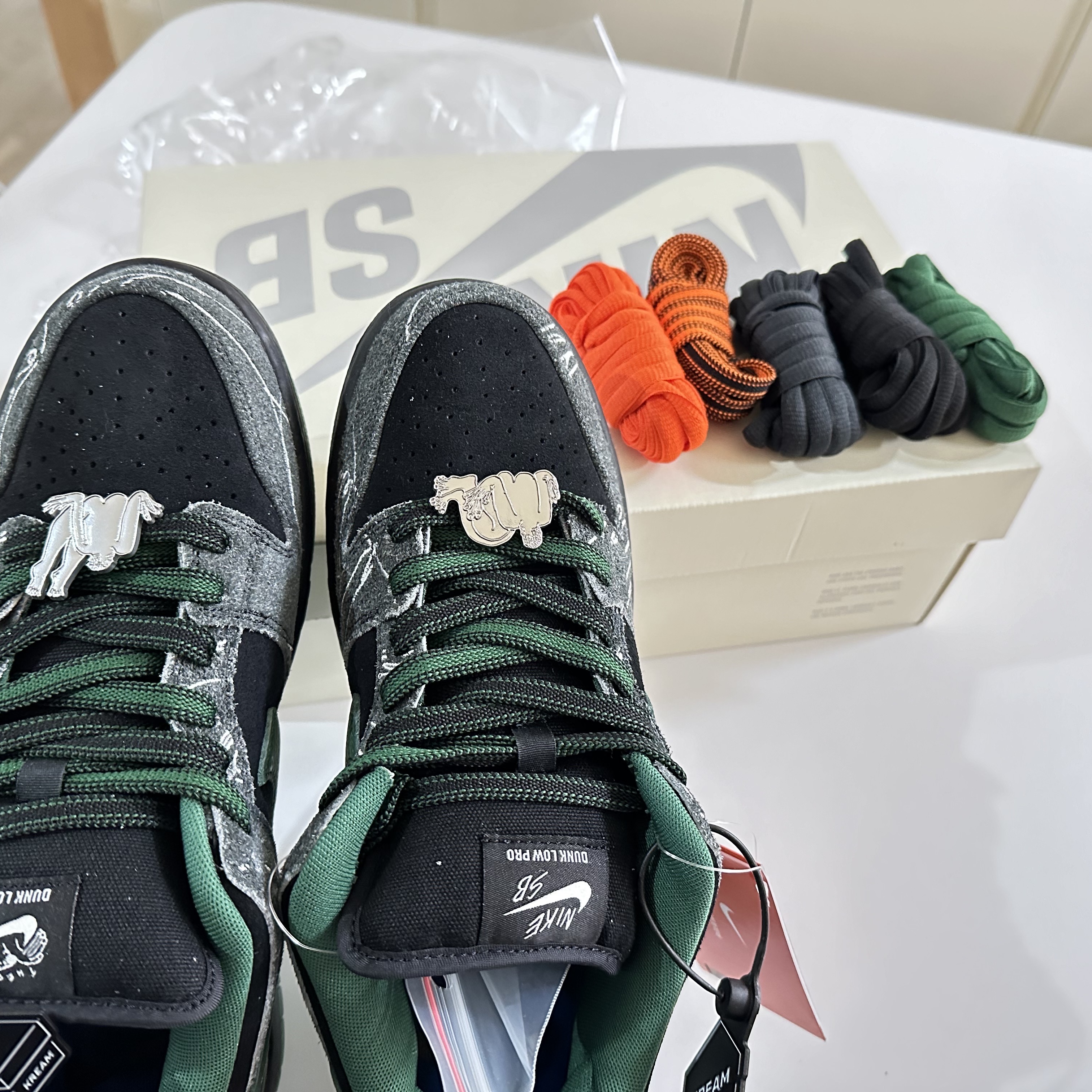 Nike x There SB Dunk Low Pro Anthracite and Gorge Green 착용 스타일 - 3