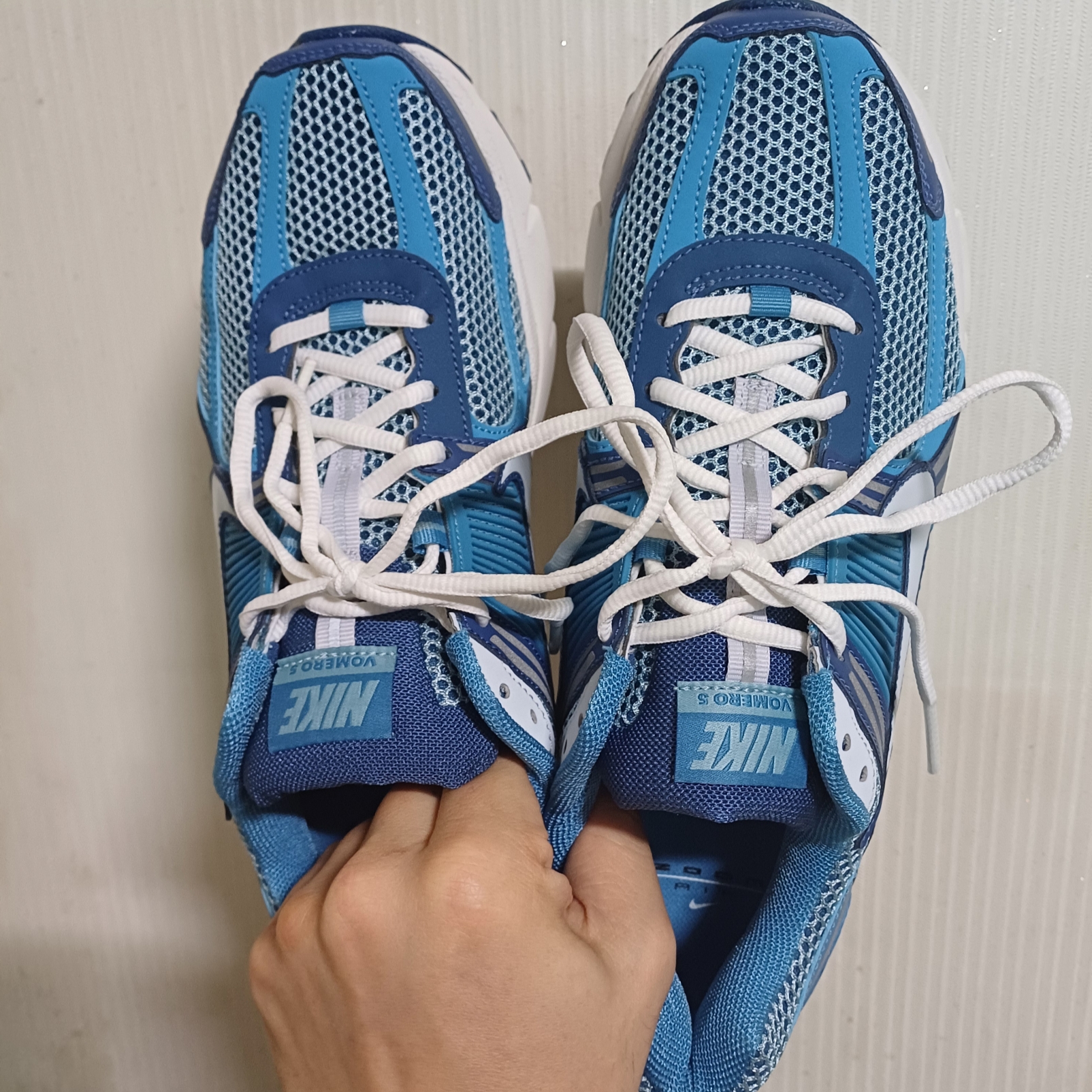 Nike Zoom Vomero 5 Mystic Navy and Worn Blue 착용 스타일 - 2