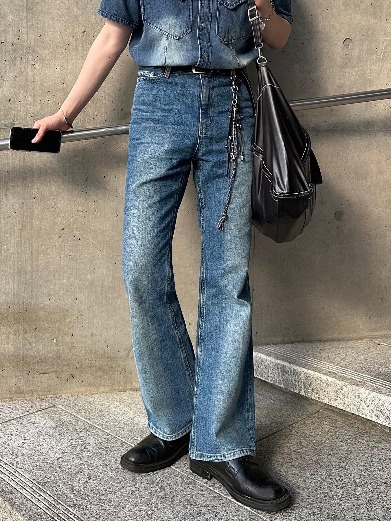 Matin Kim Big Coating Tote Bag Black, Jacquemus La Chaine Signature Logo Chain Necklace Silver 착용 스타일 - 3