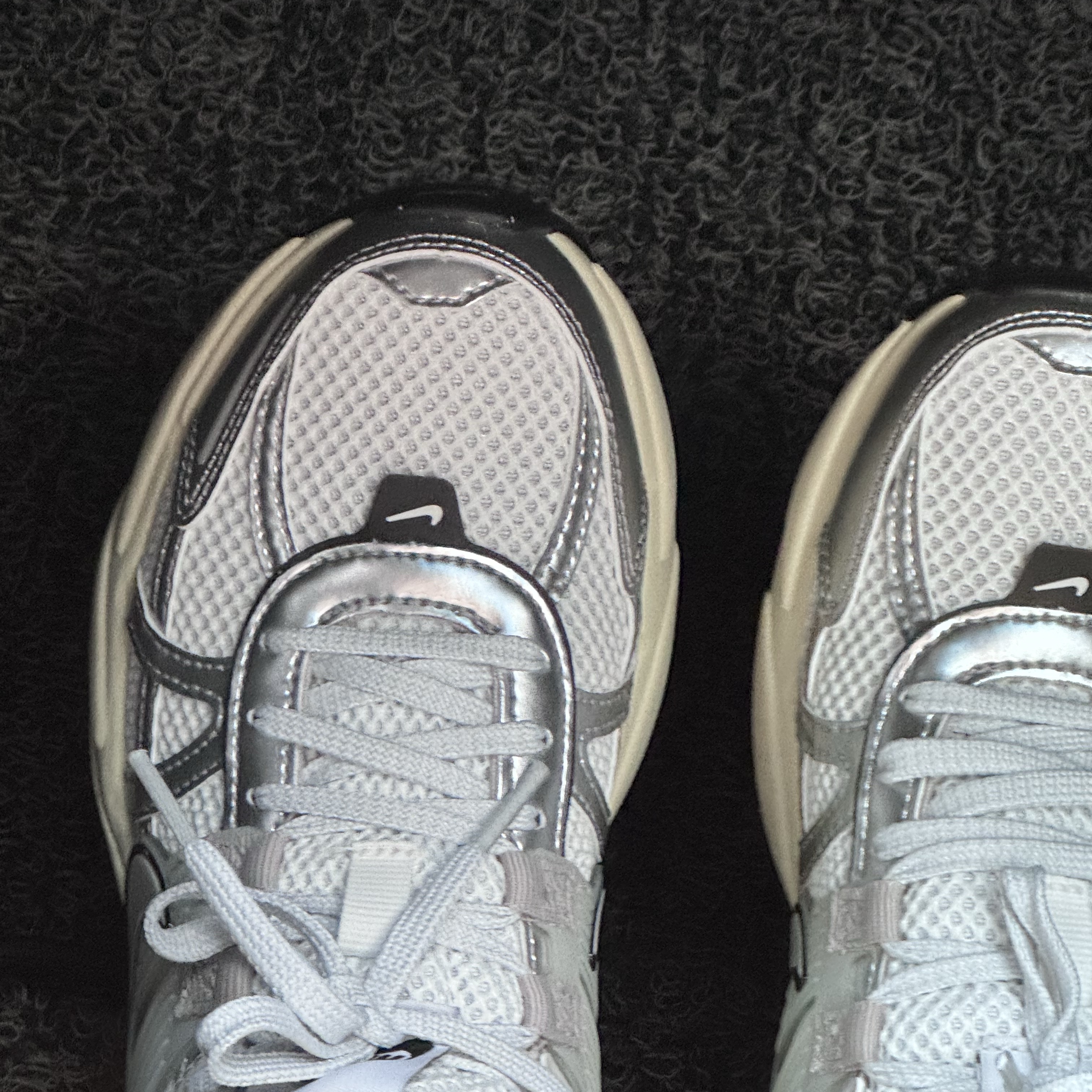 Nike V2K Run Summit White Metallic Silver 착용 스타일