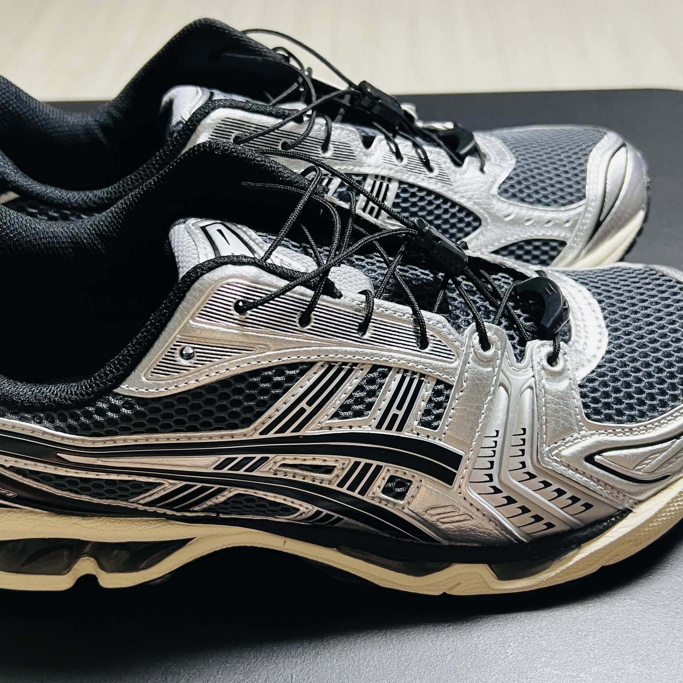 Asics Unlimited Gel-Kayano 14 Carrier Grey Black 착용 스타일 - 3