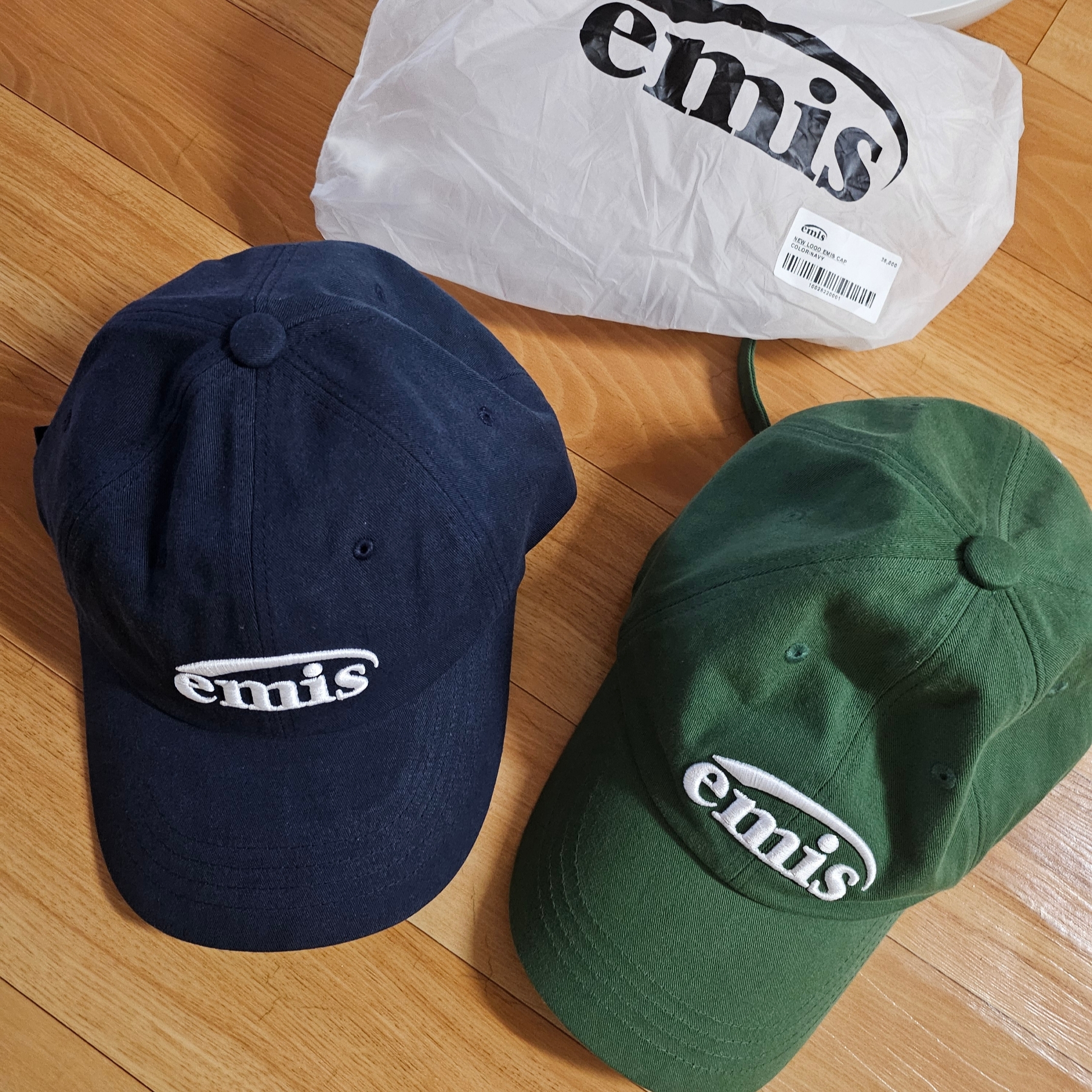 Emis New Logo Emis Cap Navy 착용 스타일