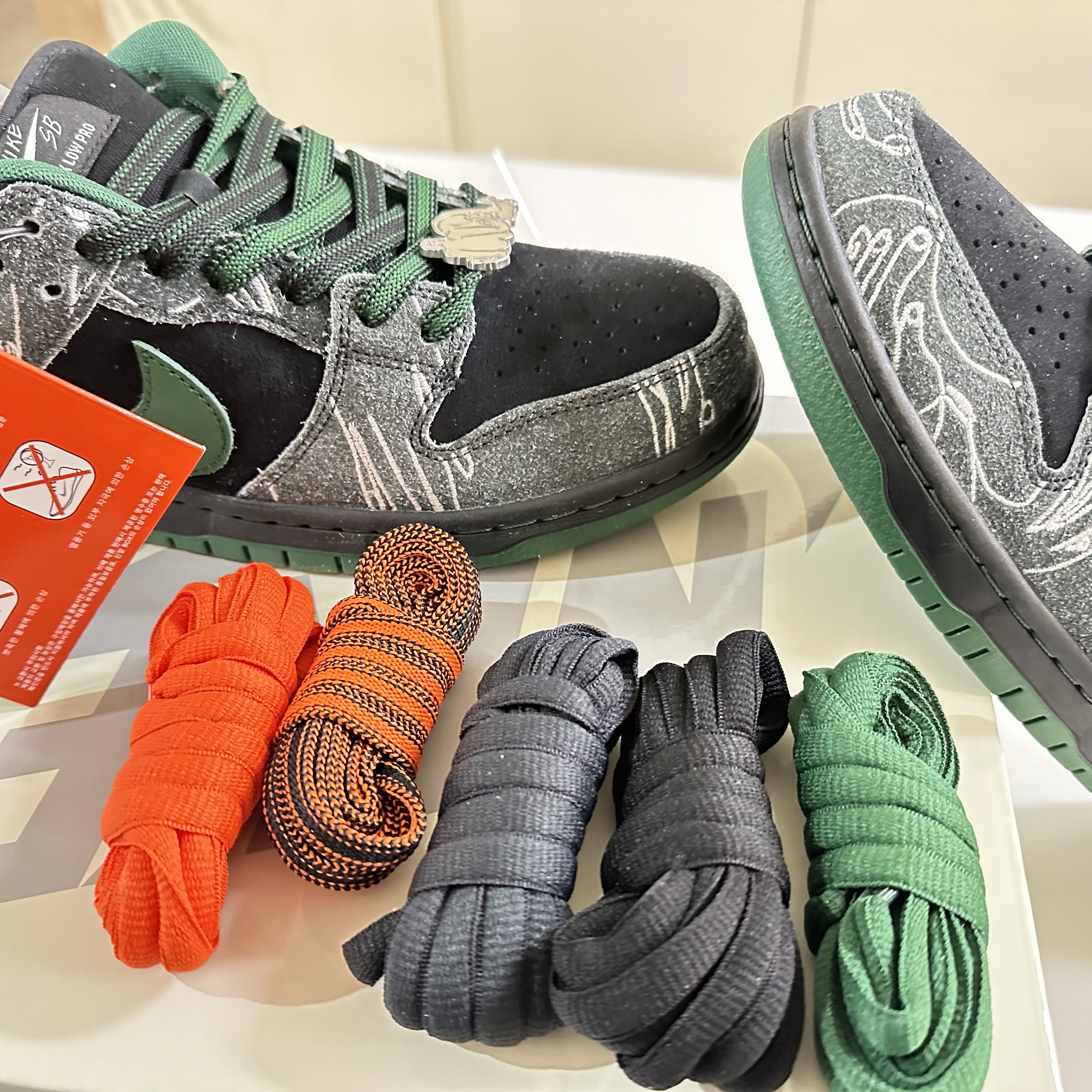 Nike x There SB Dunk Low Pro Anthracite and Gorge Green 착용 스타일 - 2