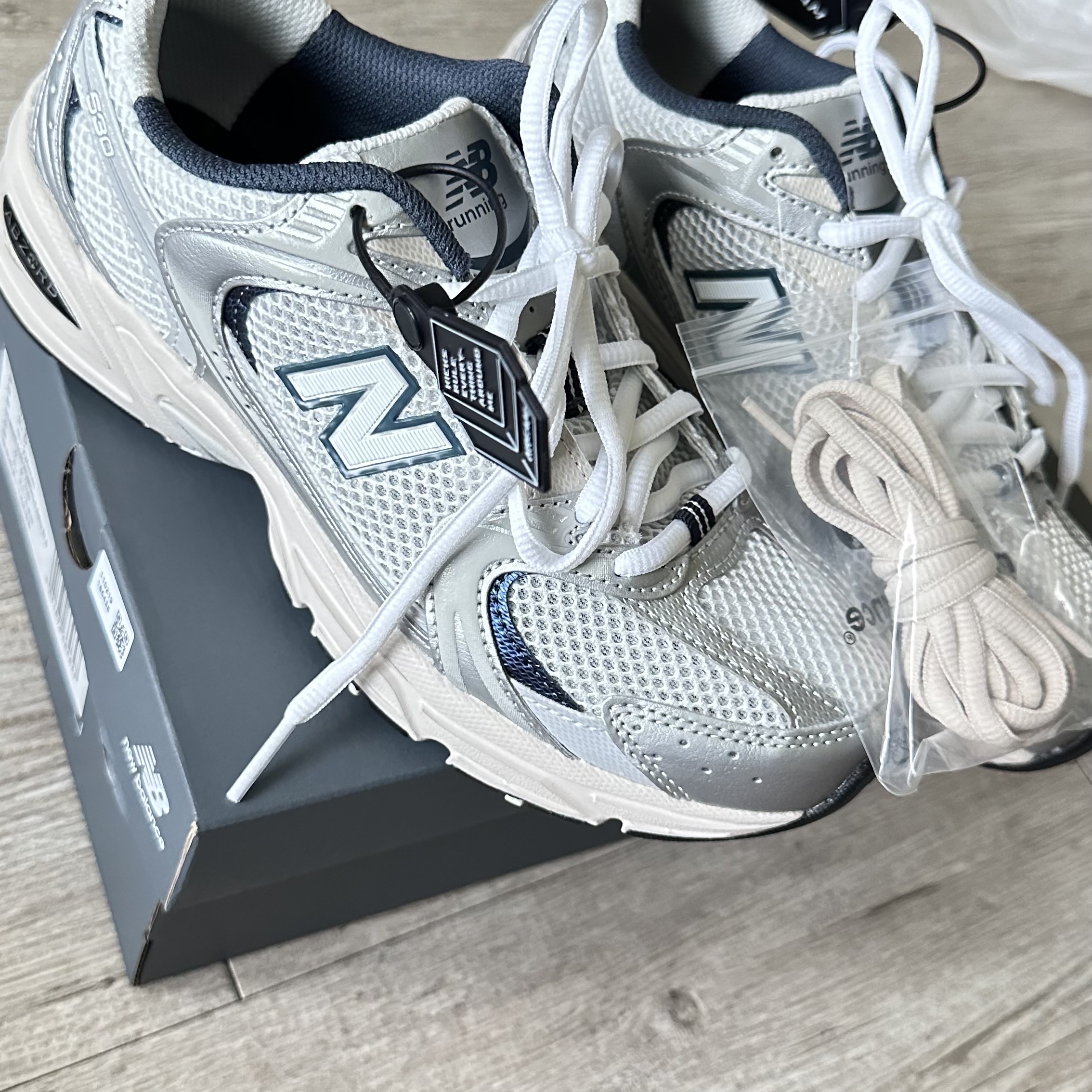 New Balance 530 Steel Grey 착용 스타일 - 1