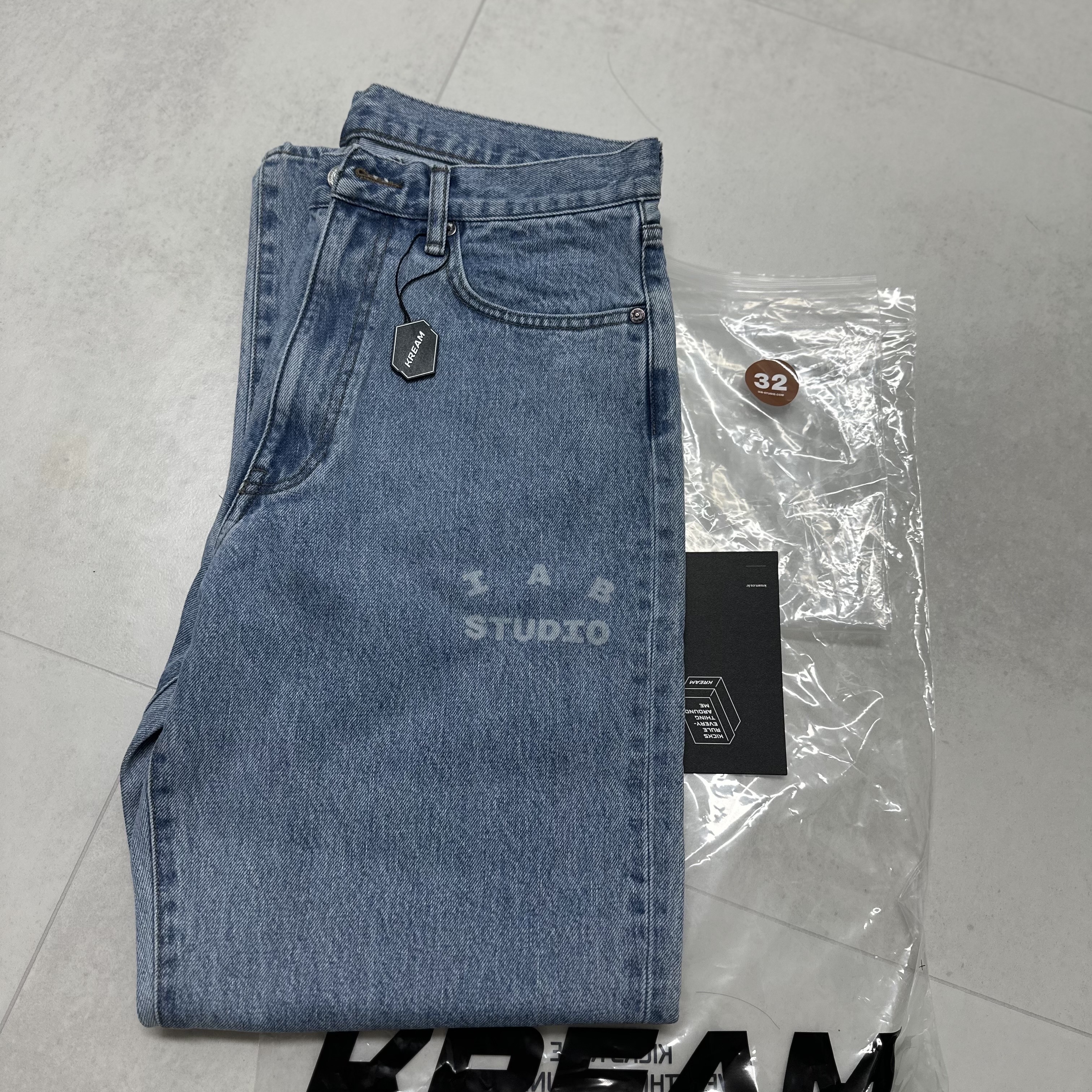 IAB Studio Japanese Washed Denim Pants Blue 착용 스타일