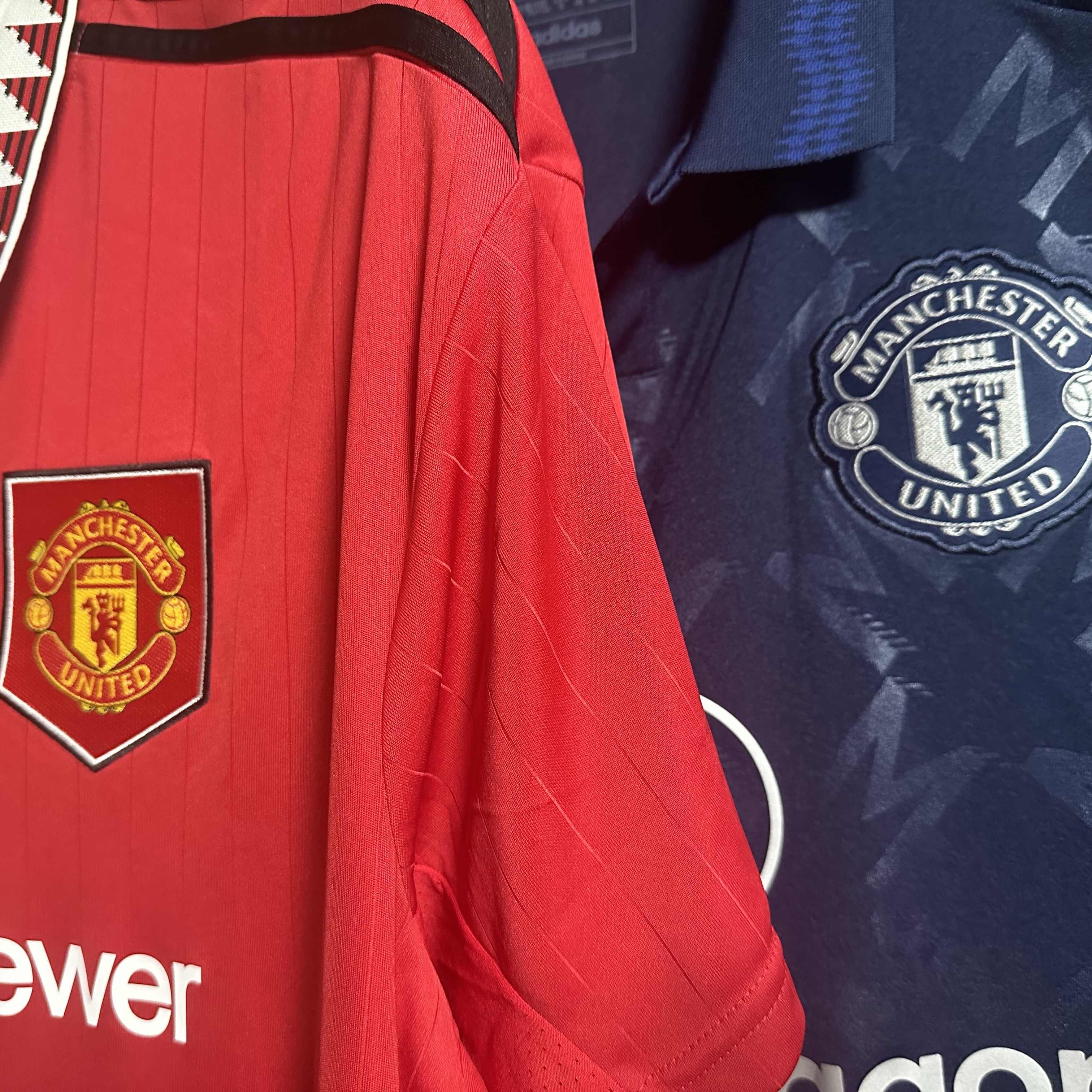 Adidas Manchester United 2024/25 Away Jersey Night Indigo - KR Sizing (Non Marking Ver.), Adidas Manchester United 2022/23 Home Jersey Real Red - US Sizing (Non Marking Ver.) 착용 스타일