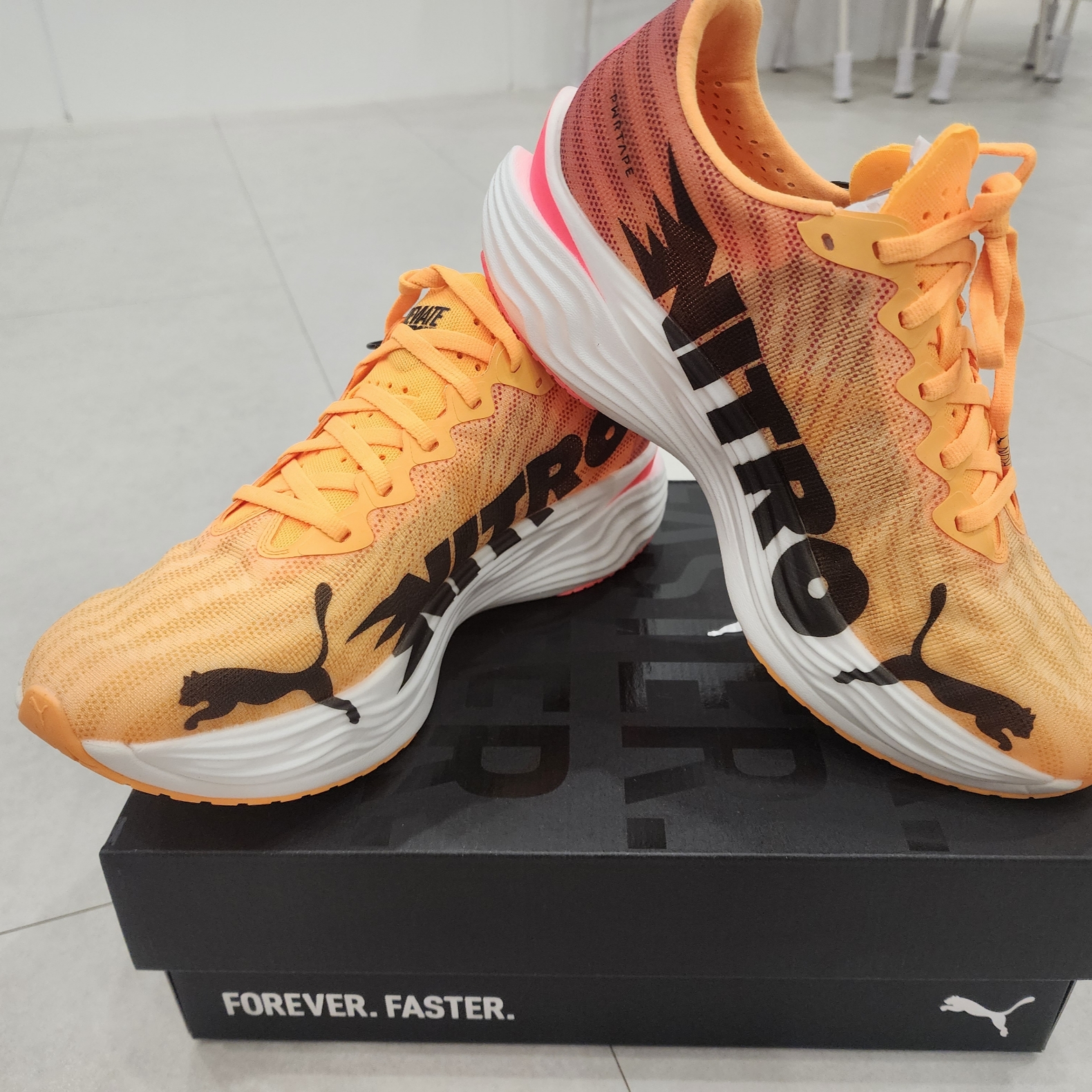 Puma Deviate Nitro Elite 3 Fire Sun Stream Sunset Glow 착용 스타일 - 1