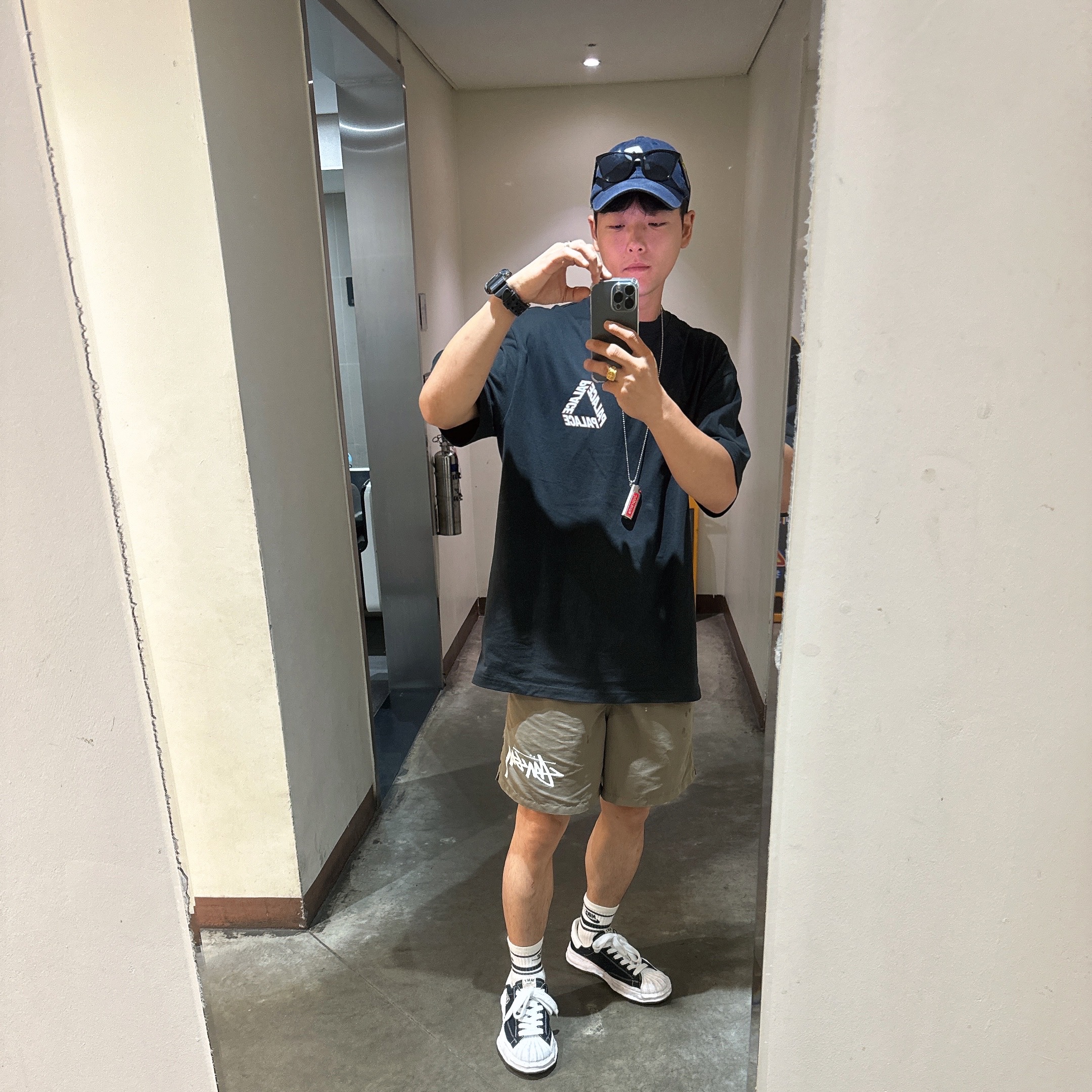 Oakley x Fragment Frogskins Yellow Polished Black Frame Prizm Grey Lenses Low Bridge Fit, Palace Washed Twill P 6-Panel Navy - 22SS 착용 스타일 - 1