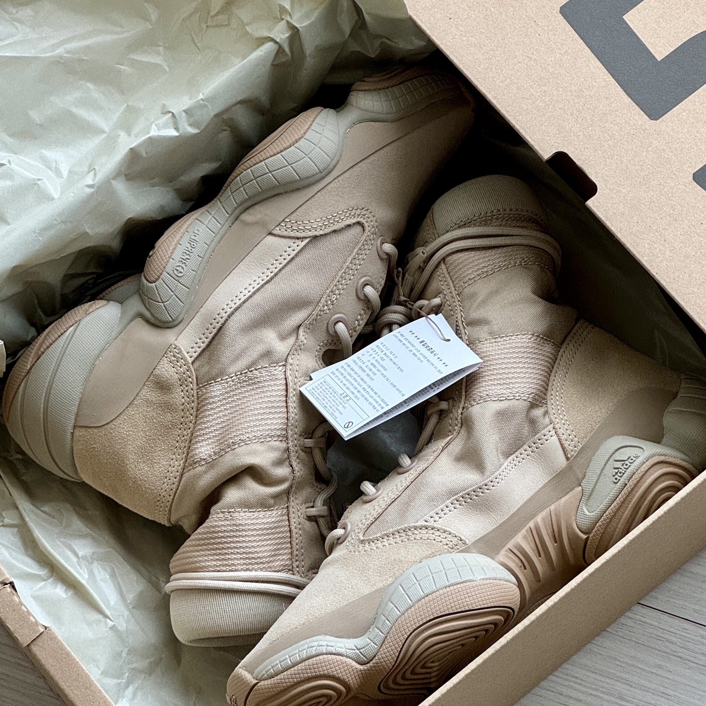 Adidas Yeezy 500 High Tactical Utility Sand 착용 스타일 - 2