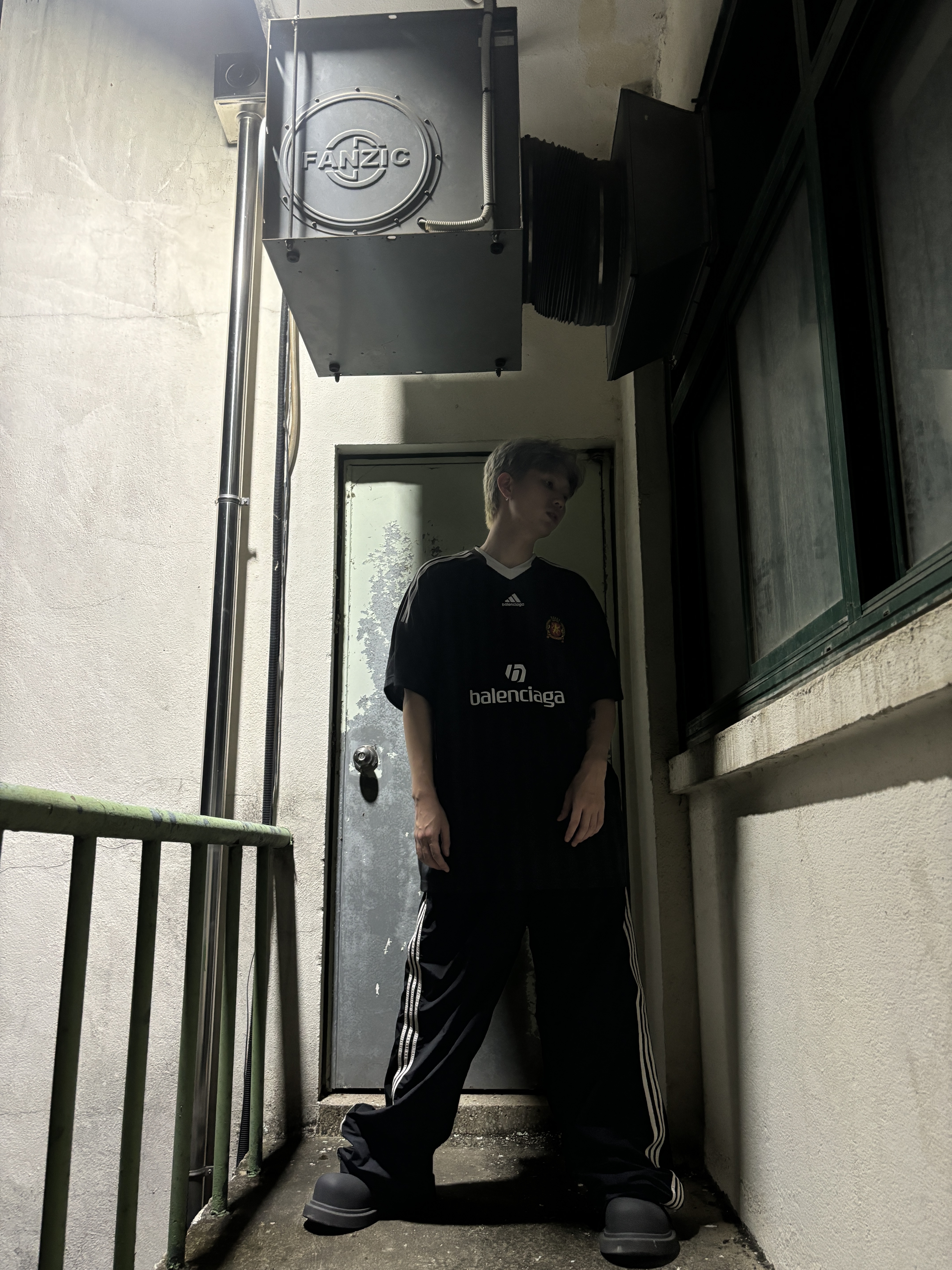 Balenciaga x Adidas Oversized Football T-Shirt Black, Balenciaga x Adidas Tracksuit Trousers Black 착용 스타일 - 5