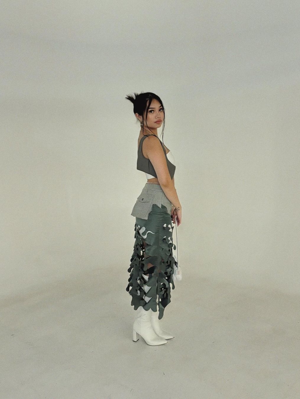 [KREAM 단독] ADSB Andersson Bell Women Laser-Cutting Long Skirt Khaki 착용 스타일 - 3