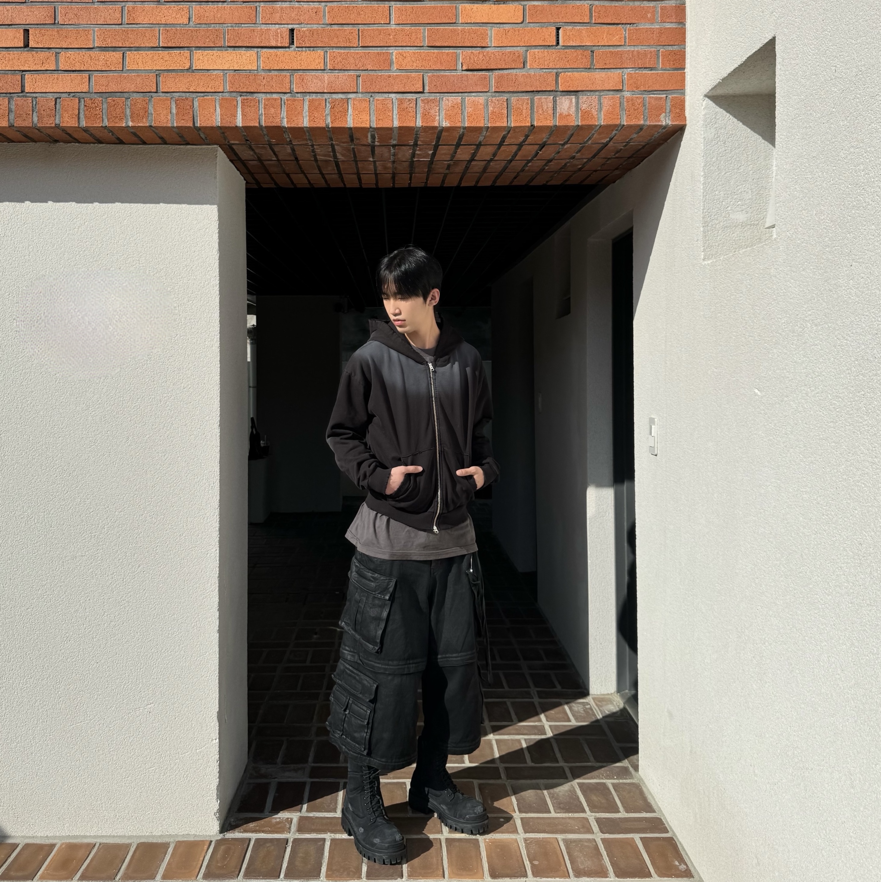 Balenciaga Combat Strike 20mm Boots Black 착용 스타일 - 2