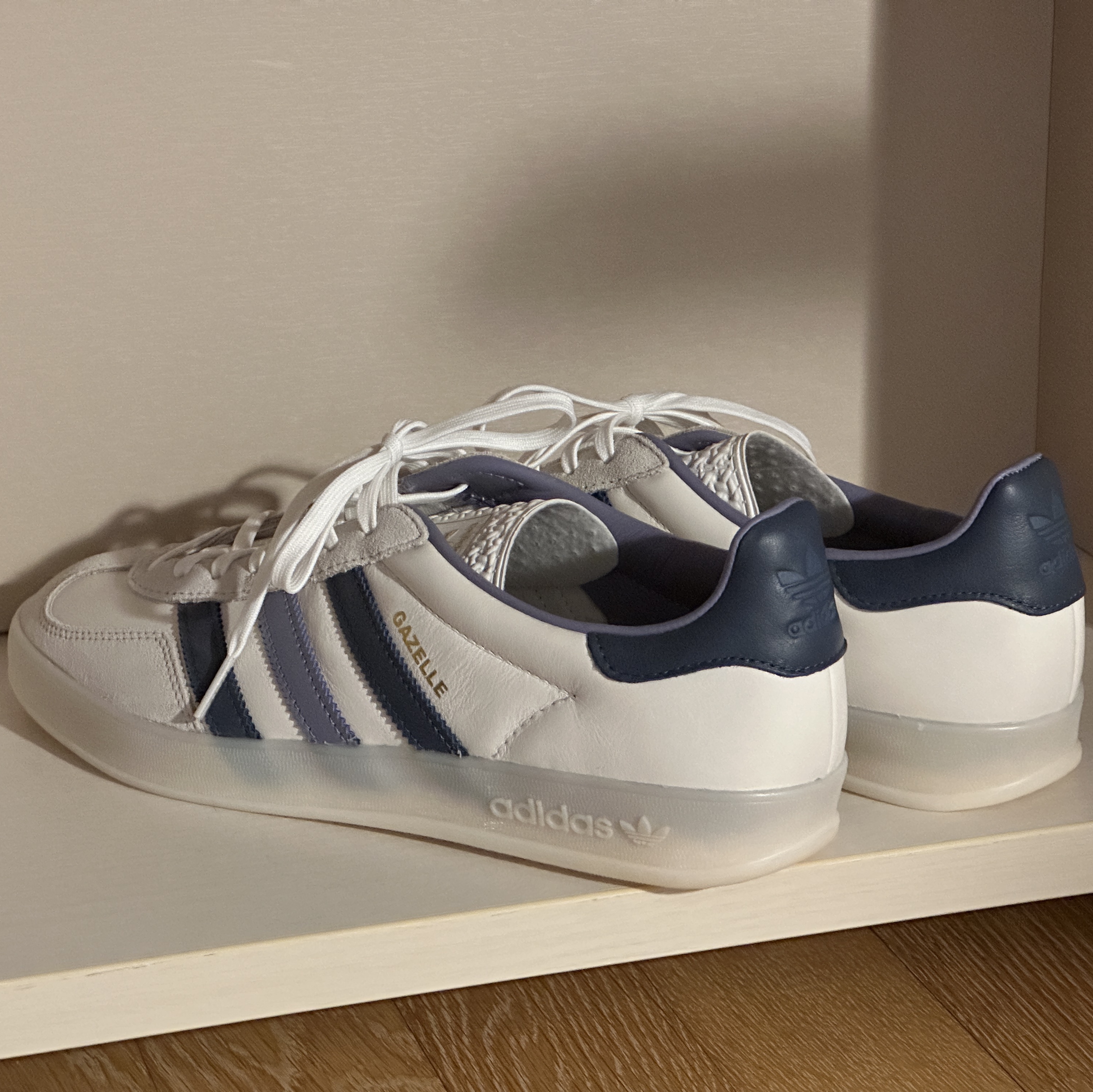 Adidas Gazelle Indoor Core White Preloved Ink 착용 스타일 - 2