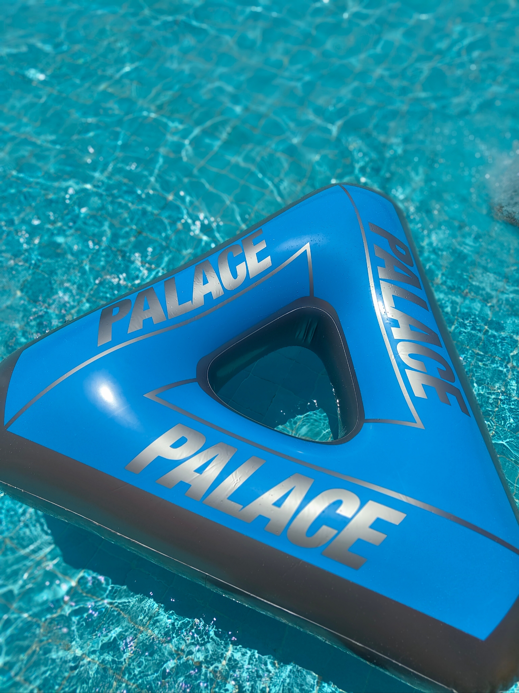 Palace Tri-Ferg Pool Float Grey Blue - 23SS 착용 스타일