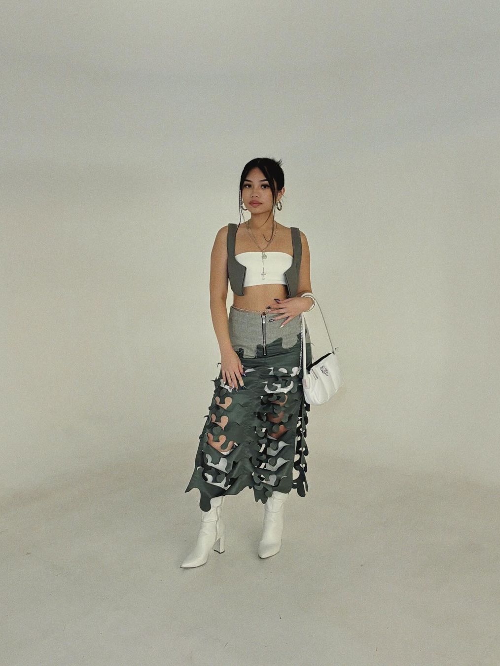 [KREAM 단독] ADSB Andersson Bell Women Laser-Cutting Long Skirt Khaki 착용 스타일 - 2
