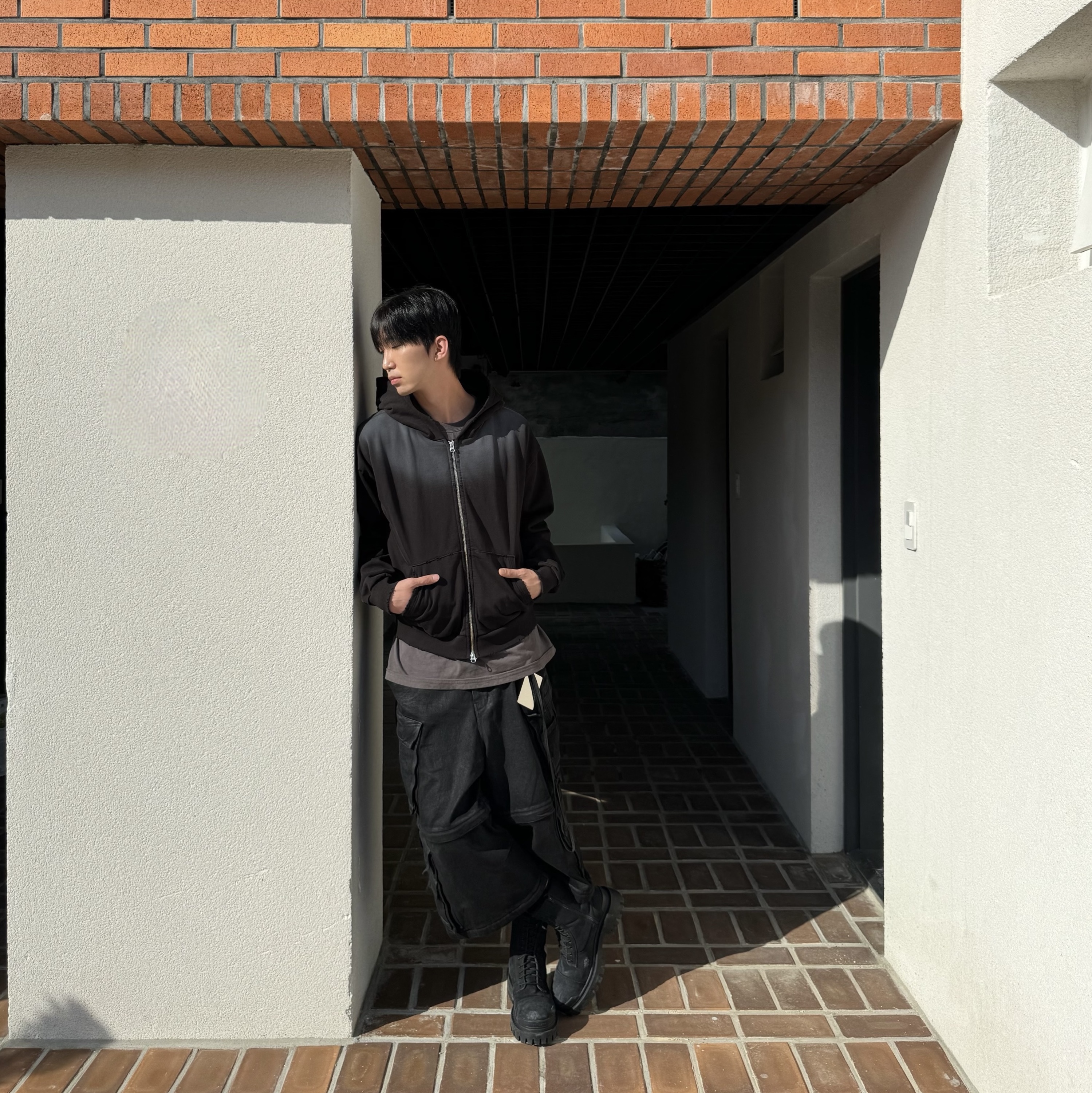 Balenciaga Combat Strike 20mm Boots Black 착용 스타일 - 1