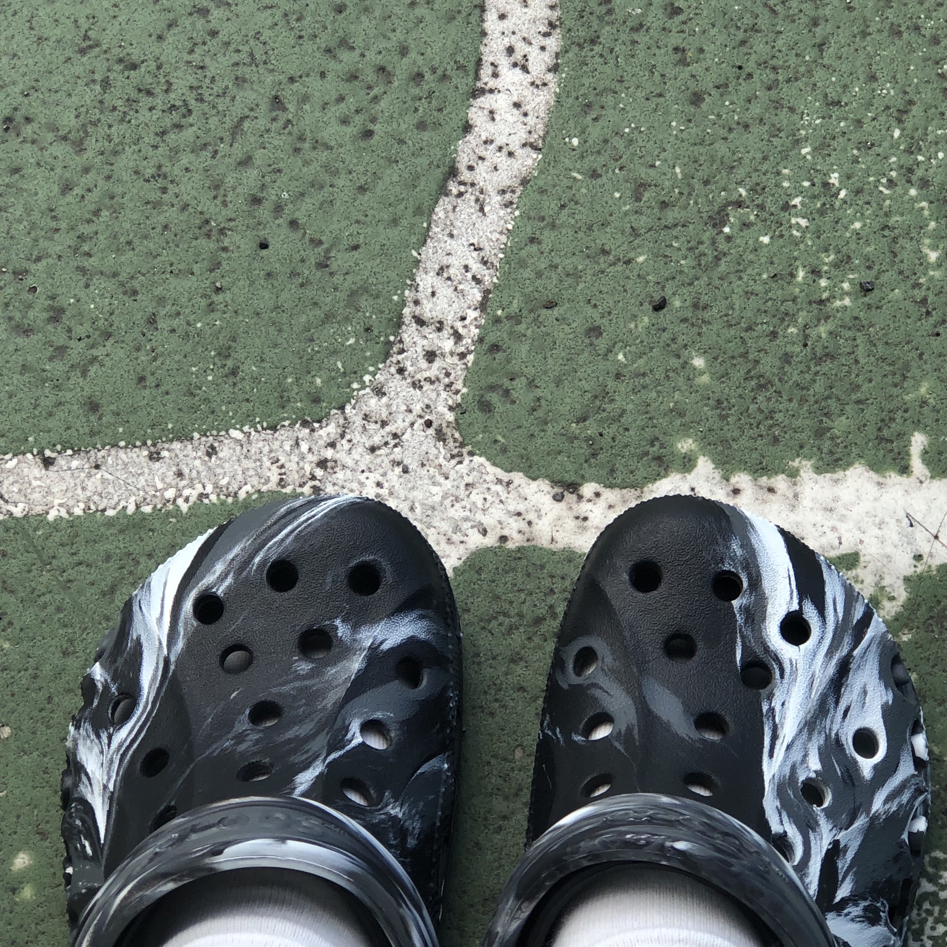Crocs Marbled Baya Clog Black 착용 스타일