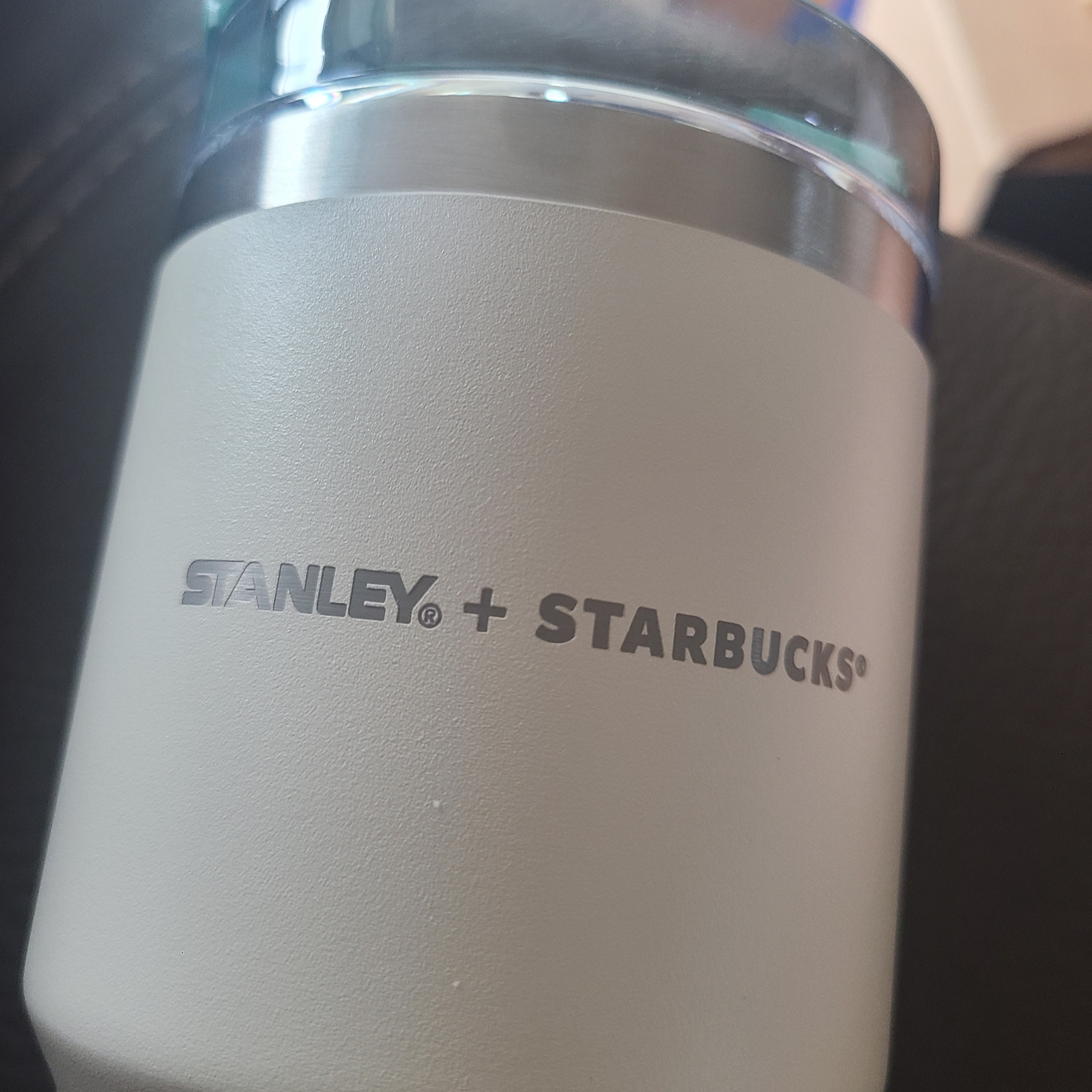Stanley x Starbucks Quencher Tumbler Cream 591ml 착용 스타일 - 1