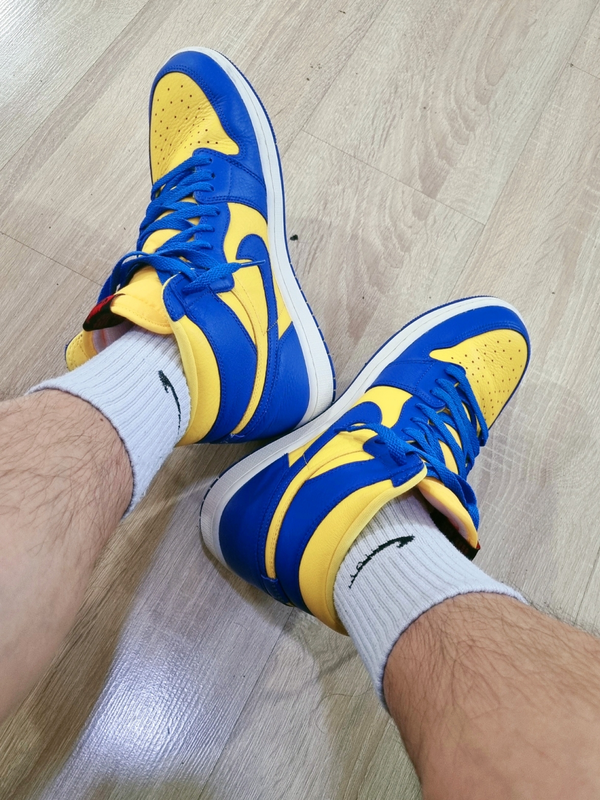 (W) Jordan 1 Retro High OG Game Royal and Varsity Maize 착용 스타일 - 1