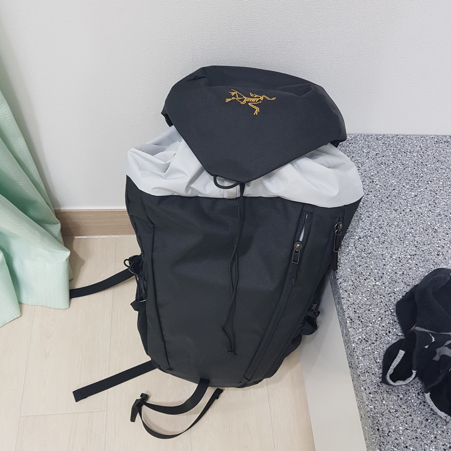 Arc'teryx Mantis 20 Backpack Black 착용 스타일