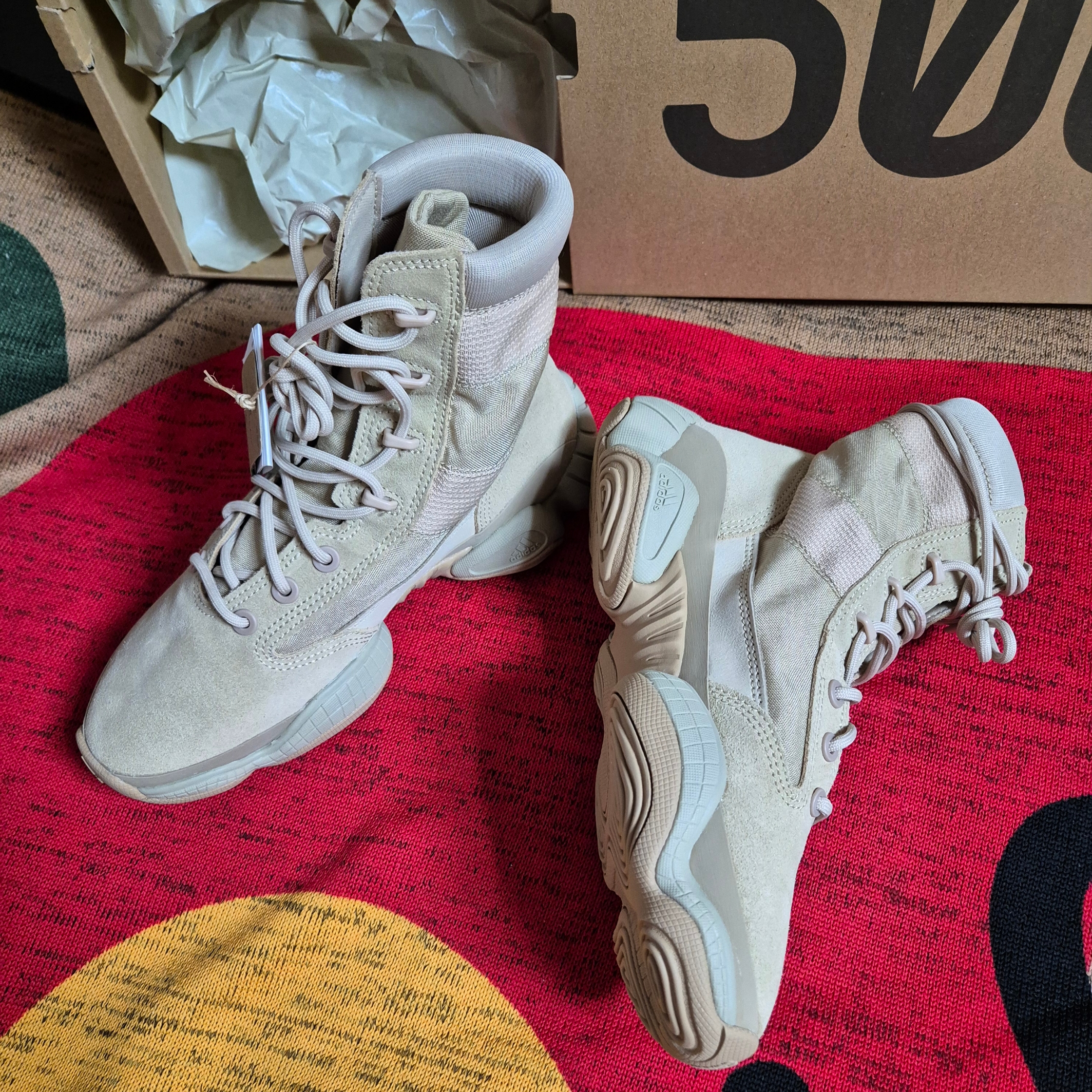 Adidas Yeezy 500 High Tactical Utility Sand 착용 스타일 - 1