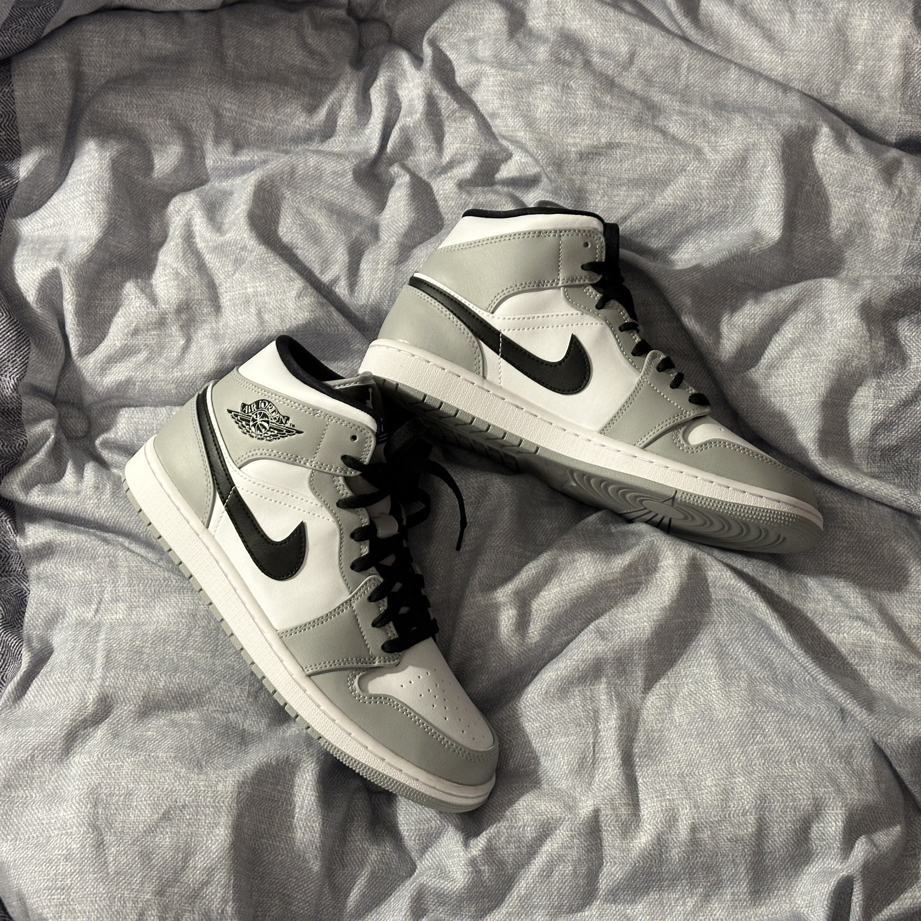 Jordan 1 Mid Light Smoke Grey 착용 스타일 - 1