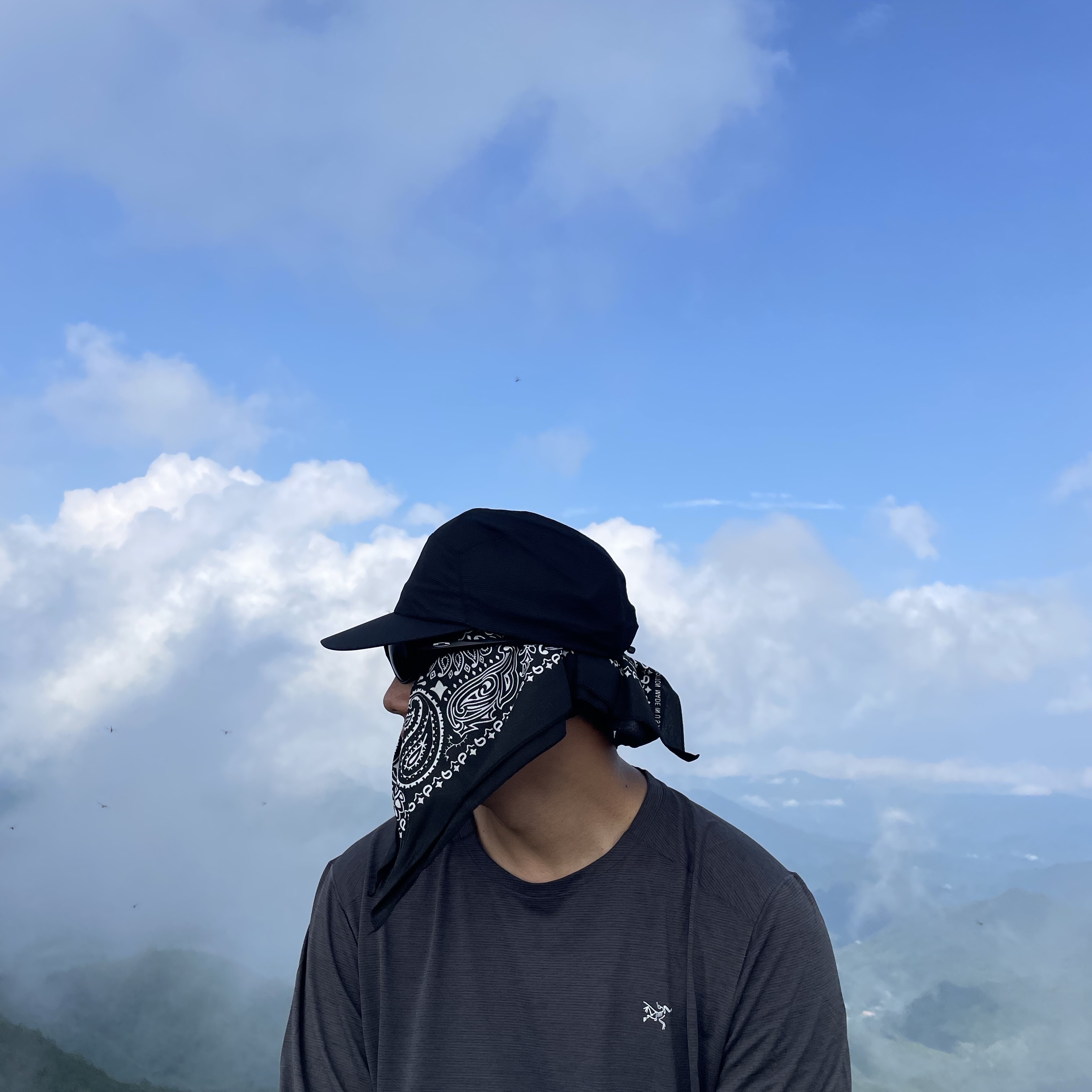 Arc'teryx Norvan Regular Brim Hat Black, Arc'teryx Cormac Crew Neck Long Sleeve T-Shirt Black Heather 착용 스타일