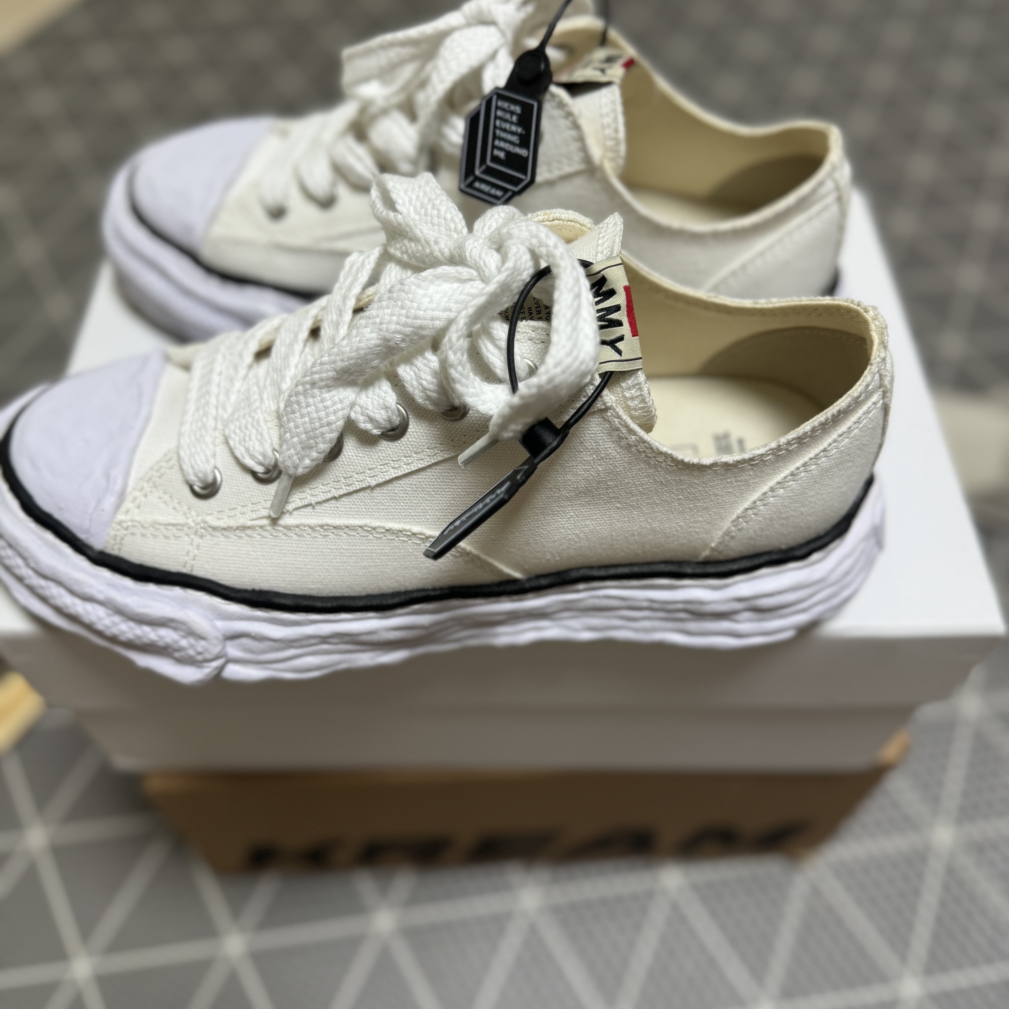 Maison Mihara Yasuhiro Peterson23 OG Sole Canvas Low-top Sneakers White 착용 스타일