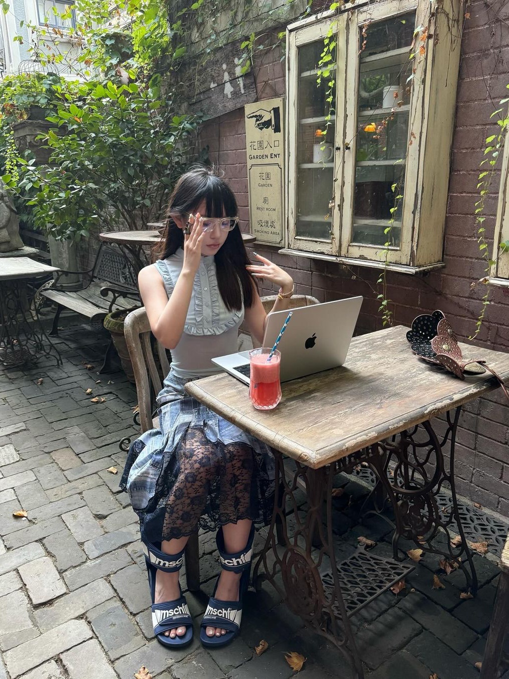 [KREAM 단독] ADSB Andersson Bell Women All-Denim Printed Pleats Skirt Blue 착용 스타일 - 4