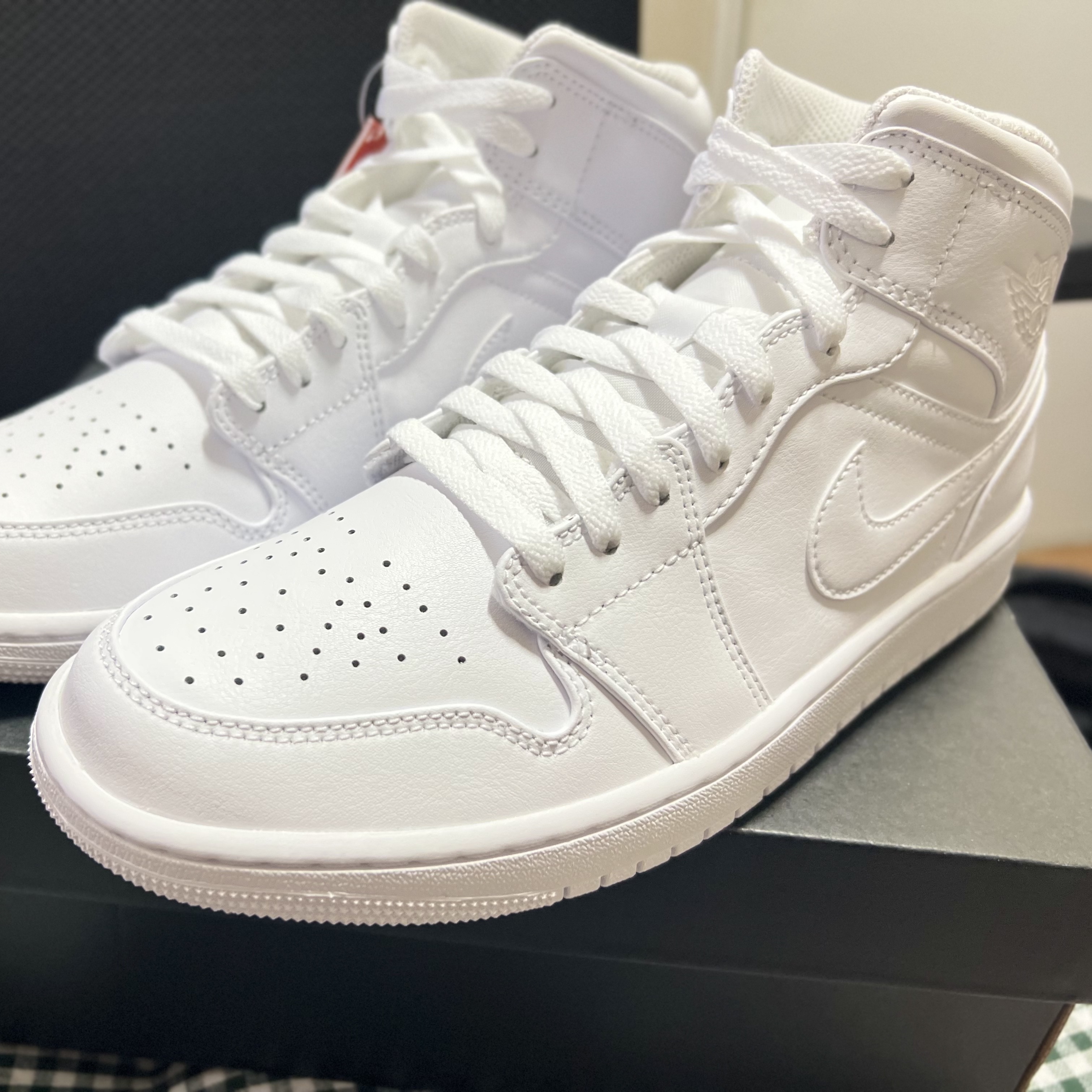 Jordan 1 Mid Triple White 2022 착용 스타일 - 2
