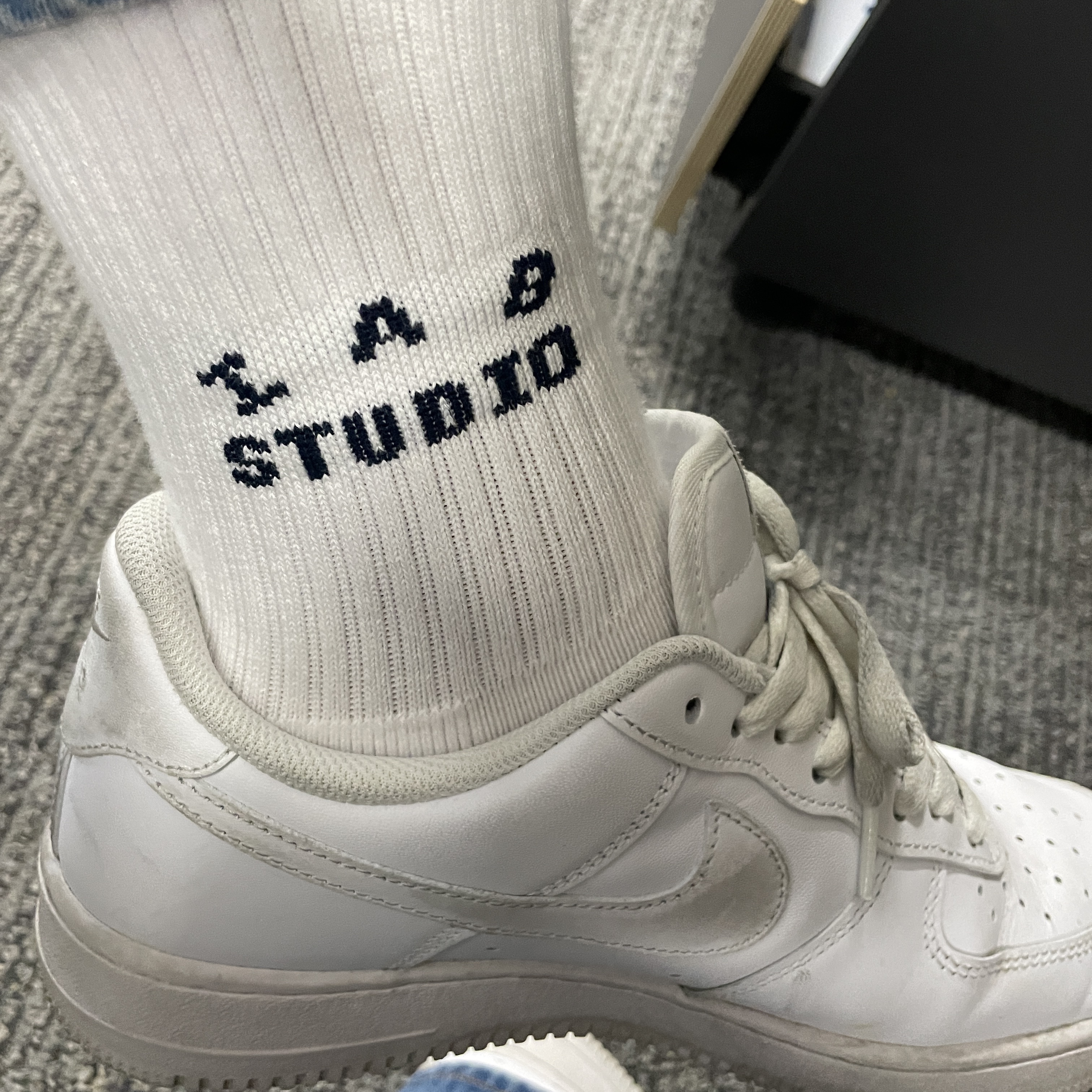 IAB Studio Socks White (5 Pack) 착용 스타일