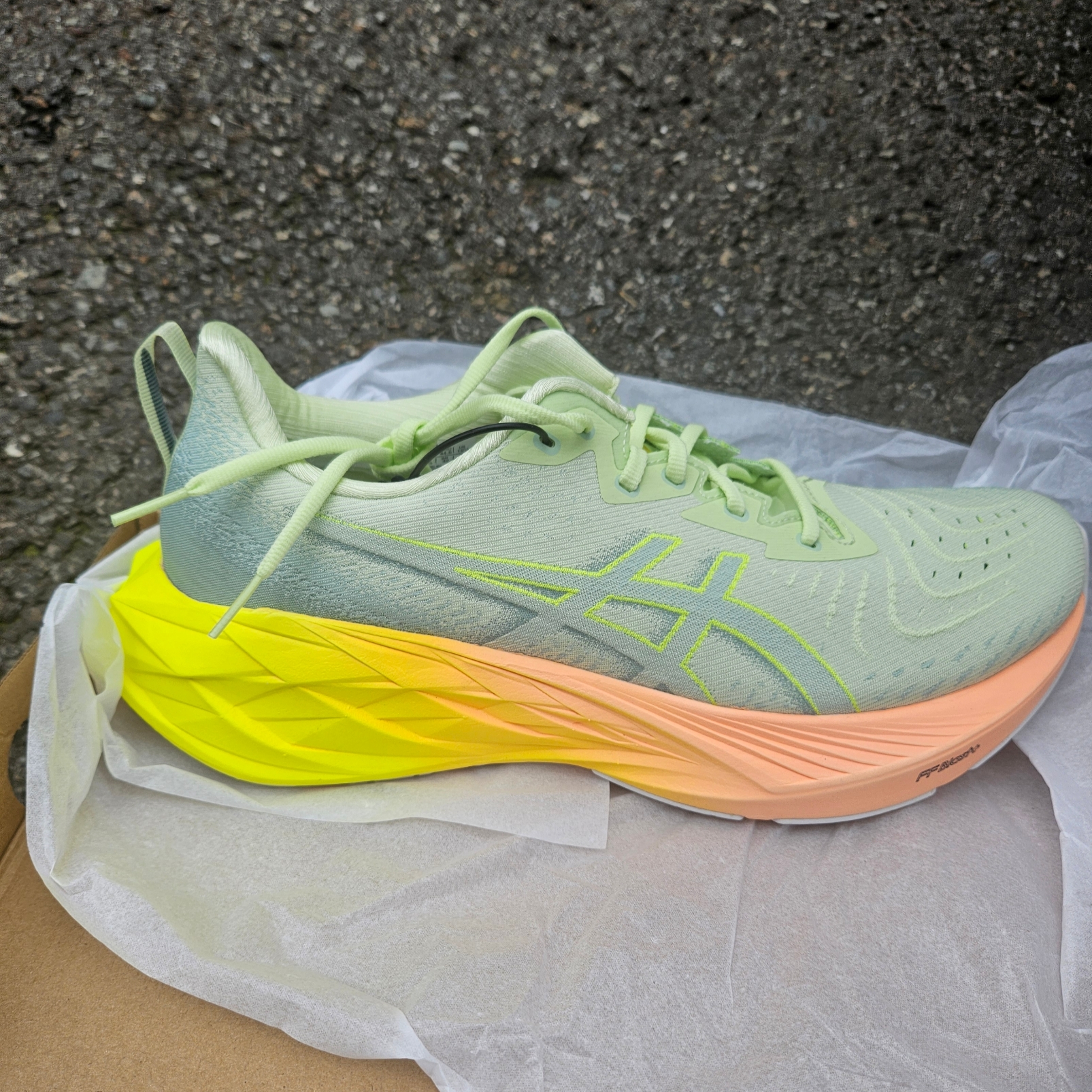 Asics Novablast 4 Cool Matcha Safety Yellow 착용 스타일