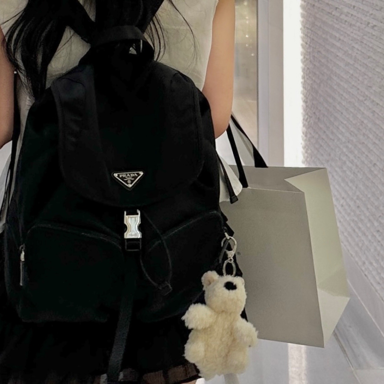 Prada Pocono Backpack Black, Jellycat Munro Scottie Dog Bag Charm Cream 착용 스타일 - 1