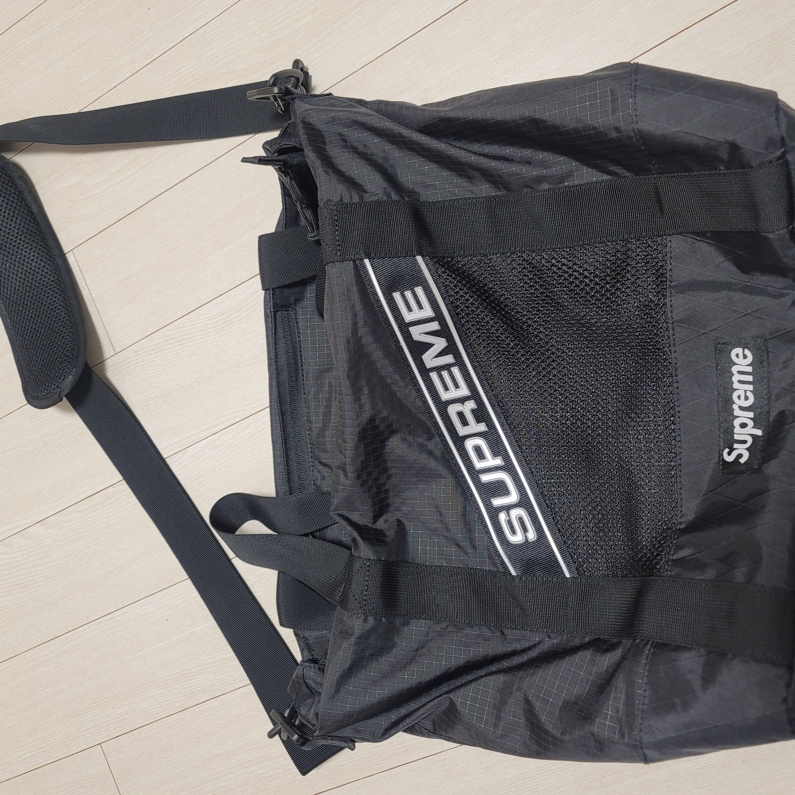 Supreme Tote Bag Black - 23FW 착용 스타일 - 1