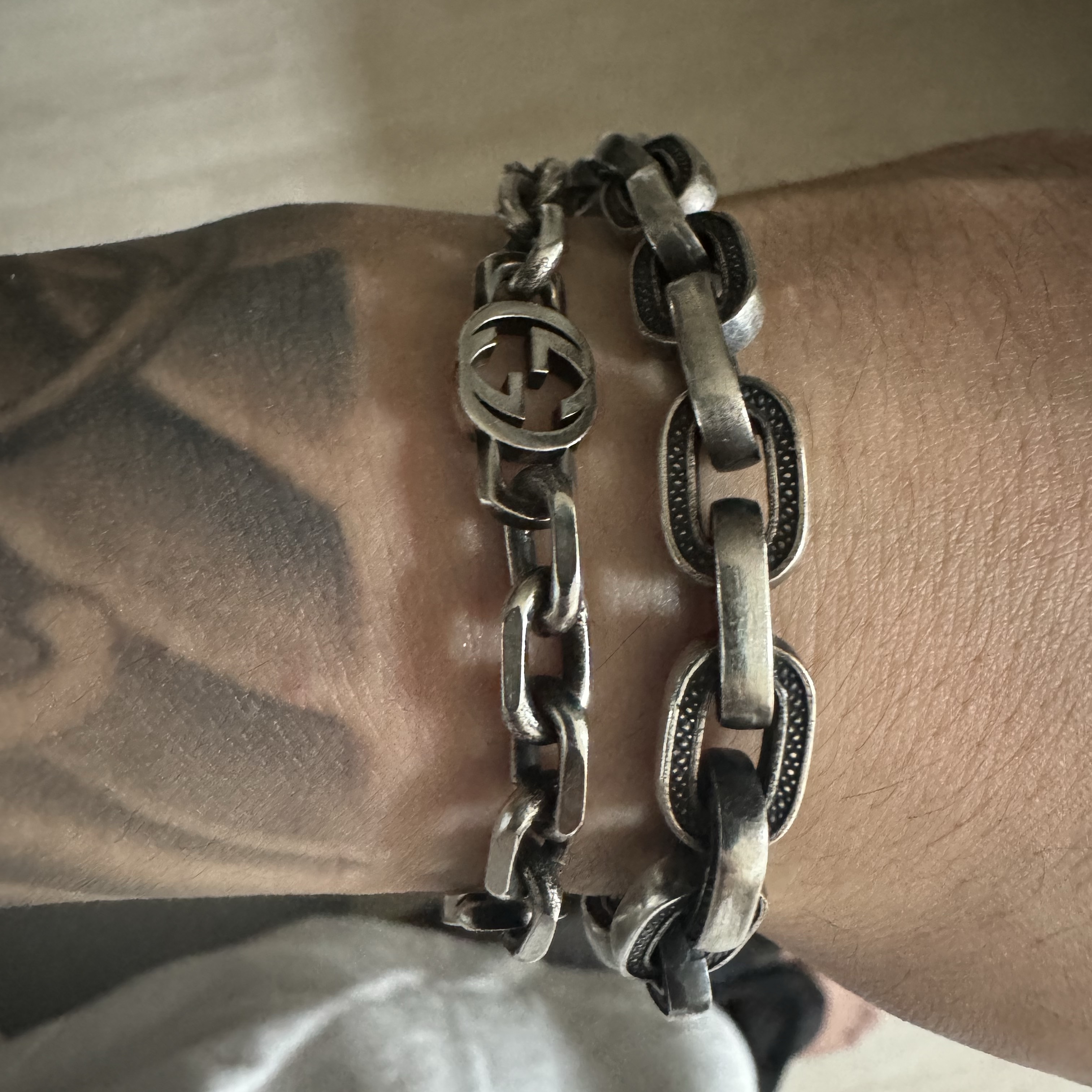 Gucci Interlocking G Bracelet Silver 착용 스타일
