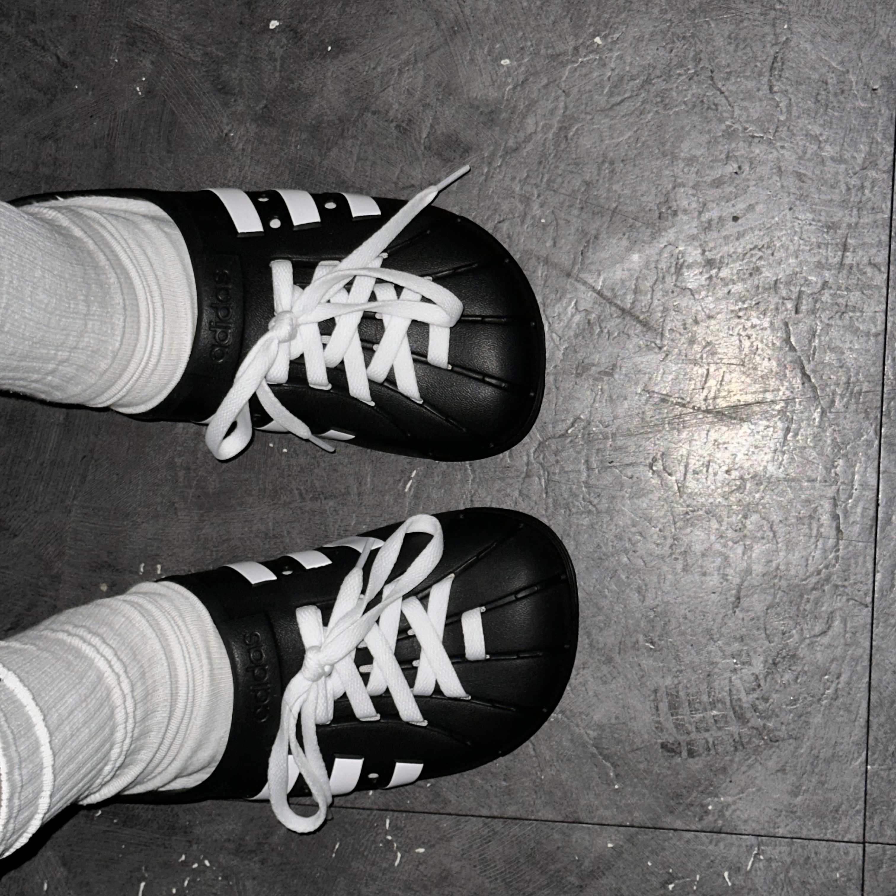 Adidas Adilette Clog Black White 착용 스타일