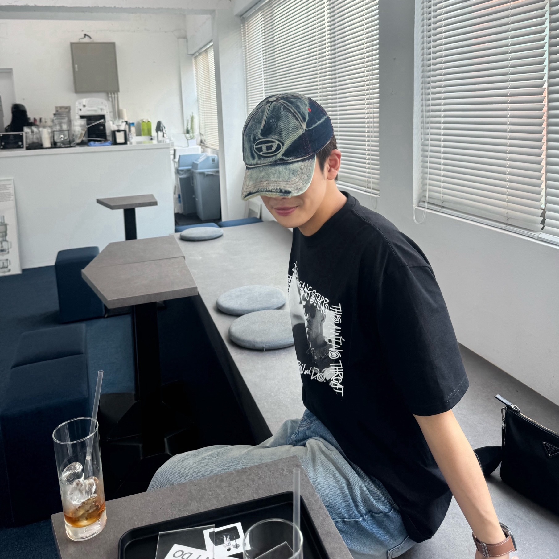 Stussy x Gang Starr Take It Personal T-Shirt Black, Diesel C-Seymon Treated Denim Baseball Cap Blue White 착용 스타일 - 1