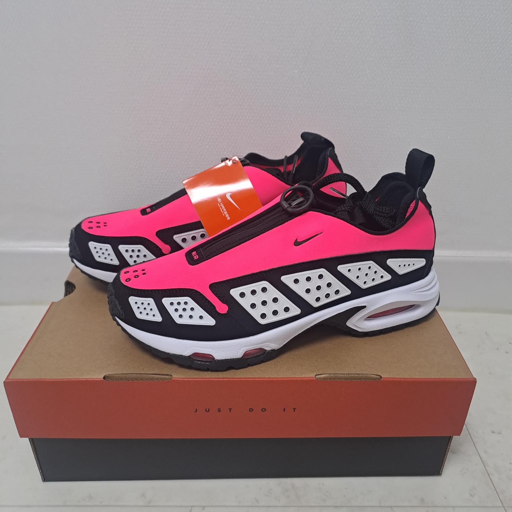 (W) Nike Air Max SNDR Hyper Pink and Black 착용 스타일