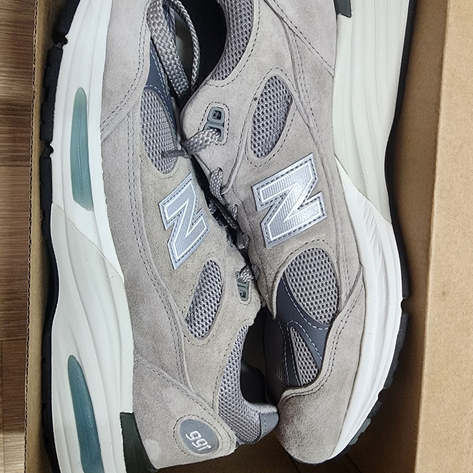 New Balance 991v2 Made in UK Rock Ridge Alloy Silver, New Balance 991 Made in UK Grey 착용 스타일 - 2