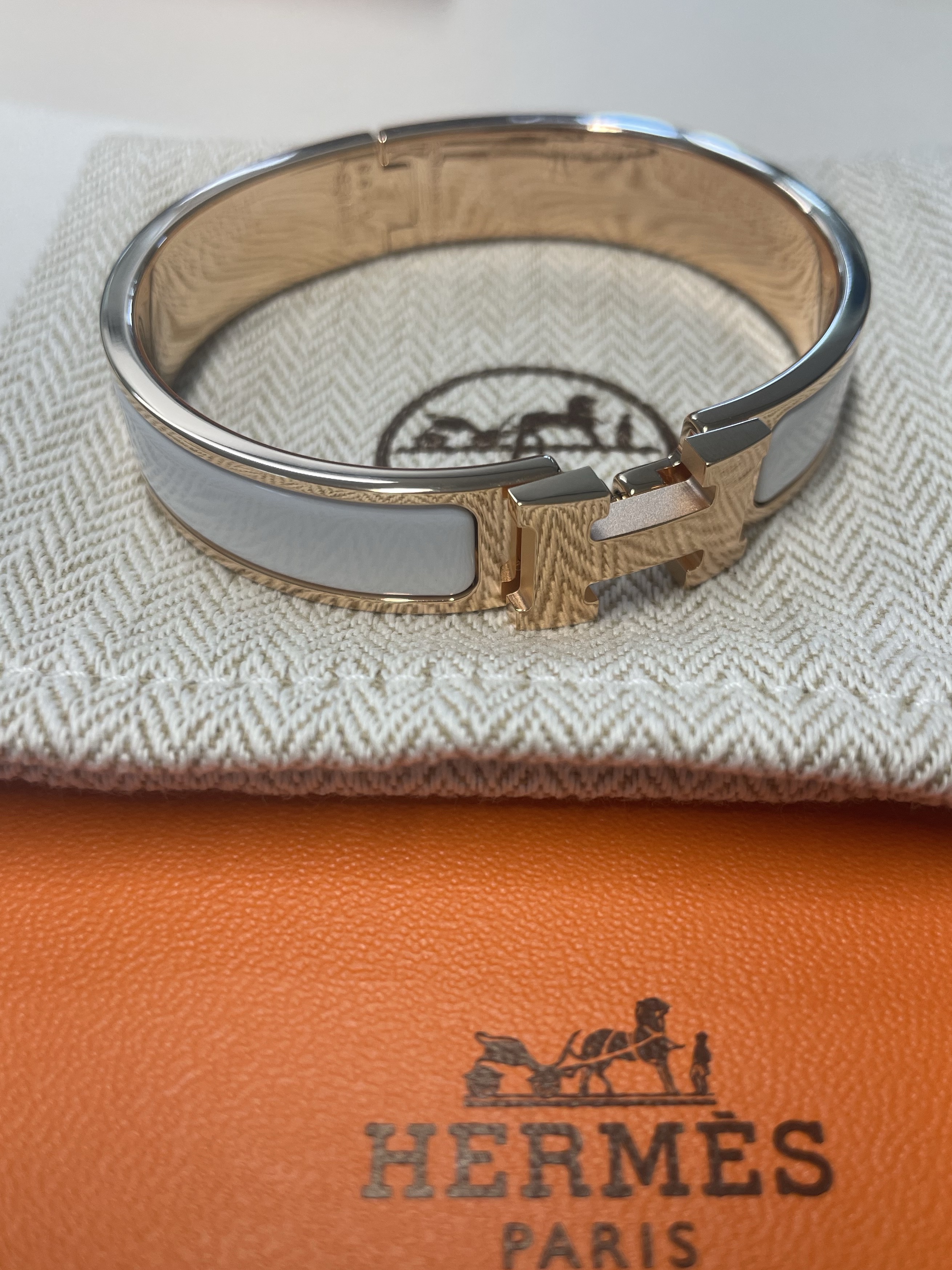 (W) Hermes Clic H Bracelet Rose Gold & Blanc 착용 스타일