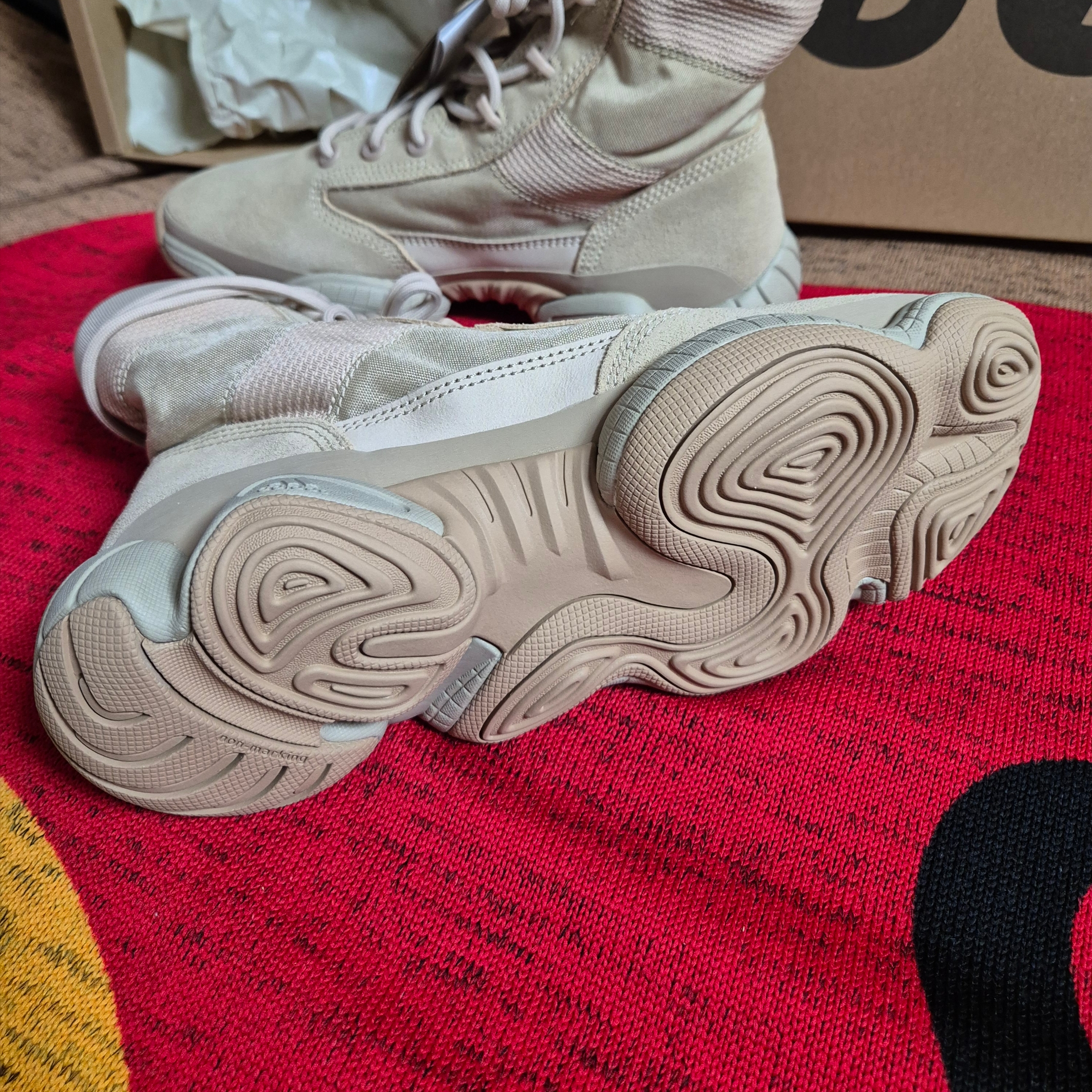 Adidas Yeezy 500 High Tactical Utility Sand 착용 스타일 - 2