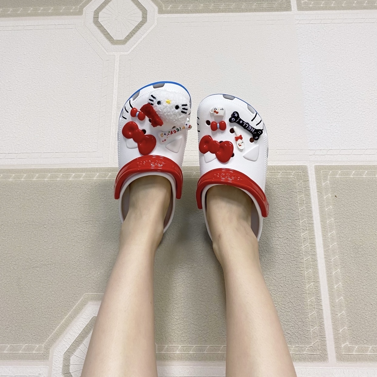 (W) Crocs x Hello Kitty Classic Clog White 착용 스타일 - 2