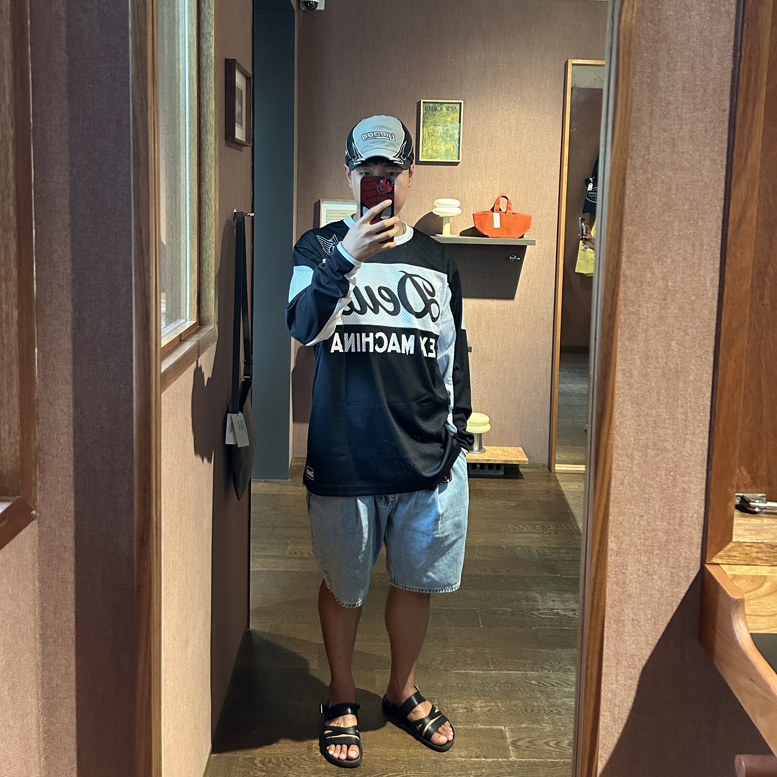Deus Ex Machina Saber Moto Jersey Black 착용 스타일
