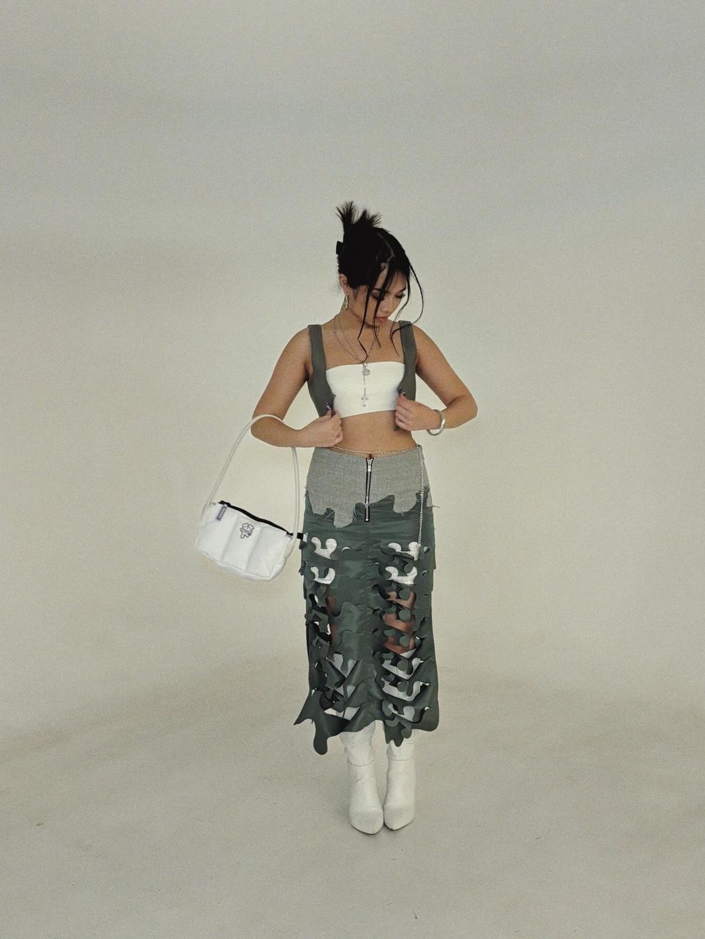 [KREAM 단독] ADSB Andersson Bell Women Laser-Cutting Long Skirt Khaki 착용 스타일 - 1