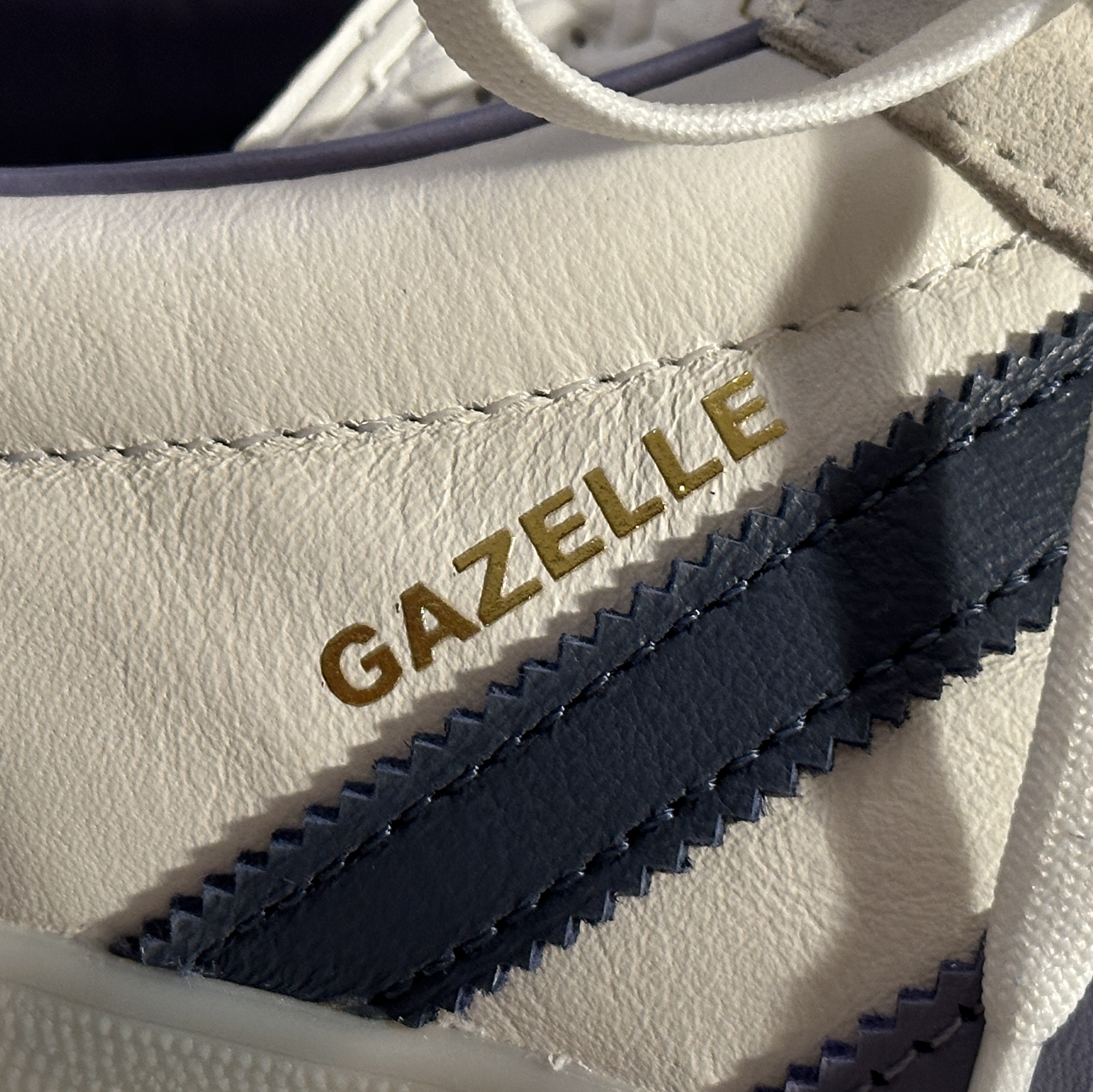 Adidas Gazelle Indoor Core White Preloved Ink 착용 스타일 - 4