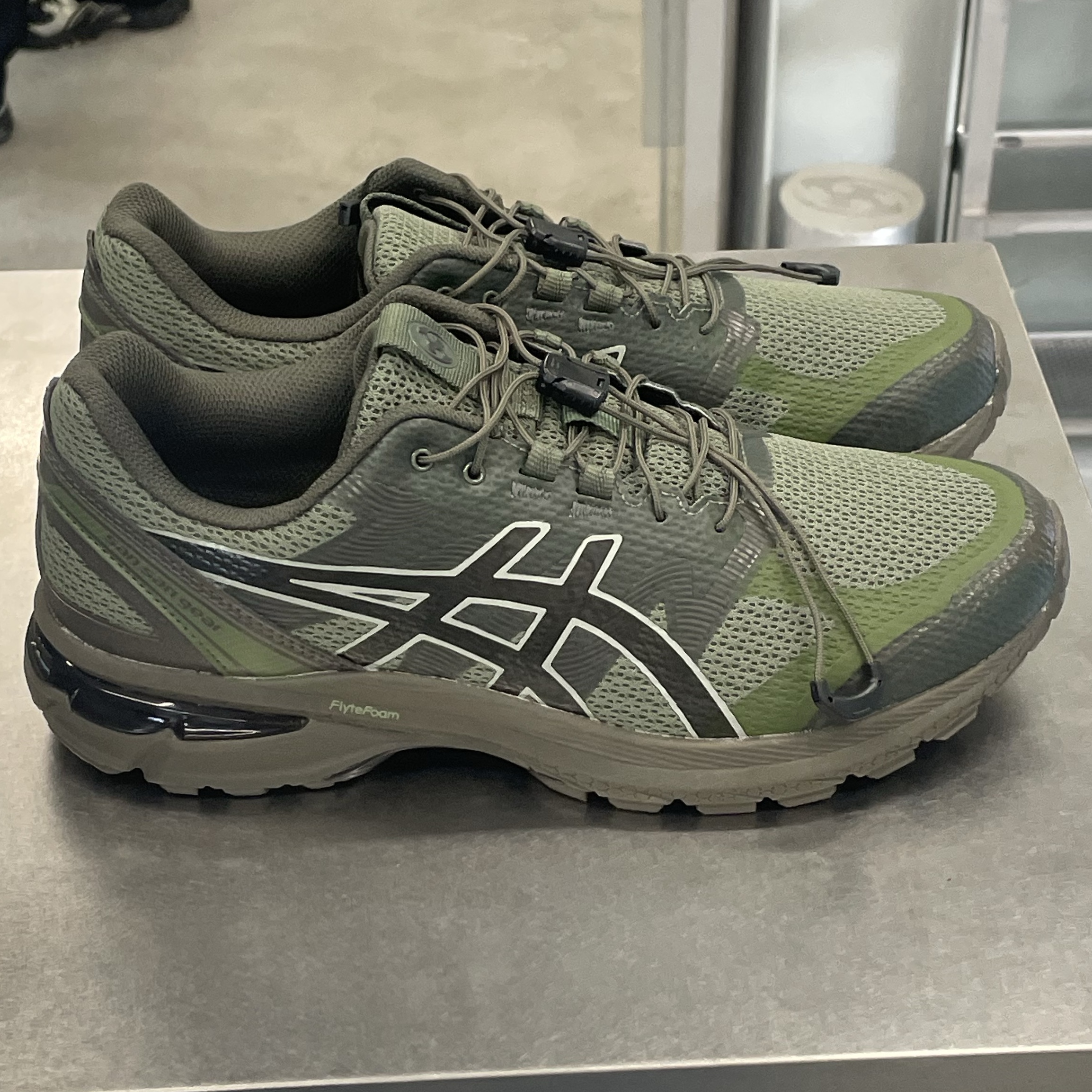 Asics x Sansan Gear Gel-Terrain Bronze Green Tarmac 착용 스타일