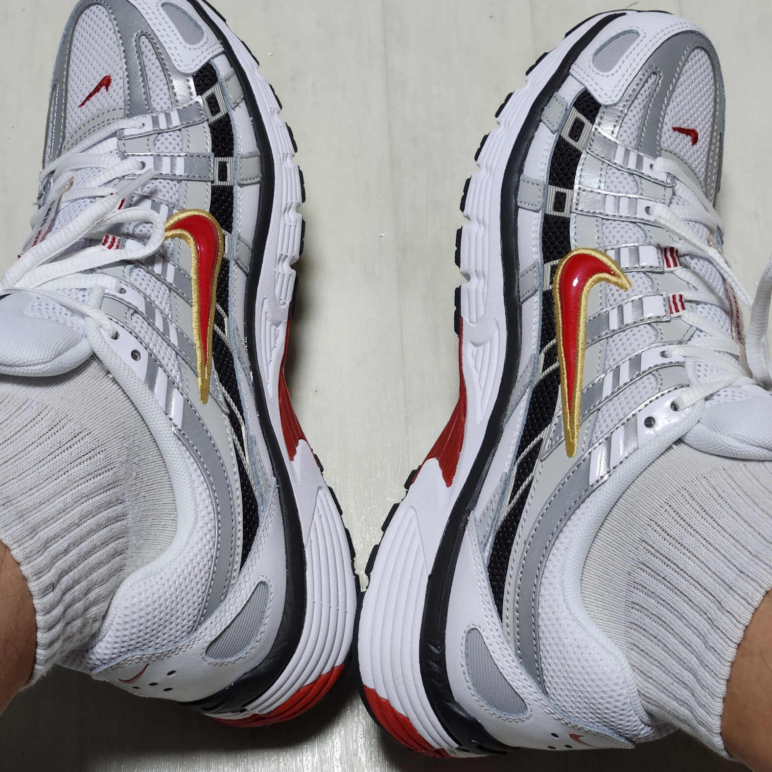 Nike P-6000 White Varsity Red 착용 스타일 - 1